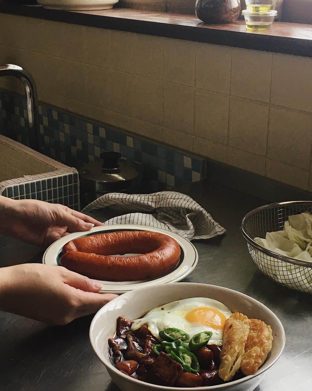 ソン・ファミンのインスタグラム：「(품절입니다.) 오르막 떡볶이 지금부터 자정까지 주문할 수 있습니다! 🍳  이번에 주문하시는 분들 꼭 칼바사+반숙계란+청양고추 조합으로 먹어봐주세요..☺️  *재고 소진시 일찍 마감될 수 있습니다. *제주도는 폭염으로 인하여 제품품질을 위해 일시적으로 주문 받지 않습니다.🥲」