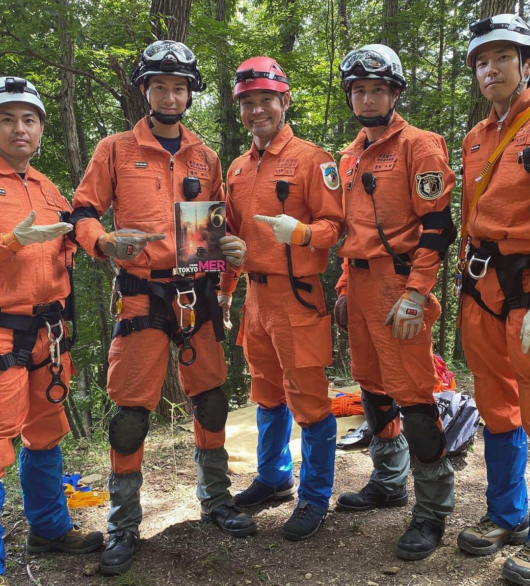 谷遼のインスタグラム：「本日21:00から 「TOKYO MER」 第6話放送です。 今回は山のお話。 山岳救助隊と一緒に奮闘しております。  是非ご覧くださーい  #tokyomer #tbs #日曜劇場」