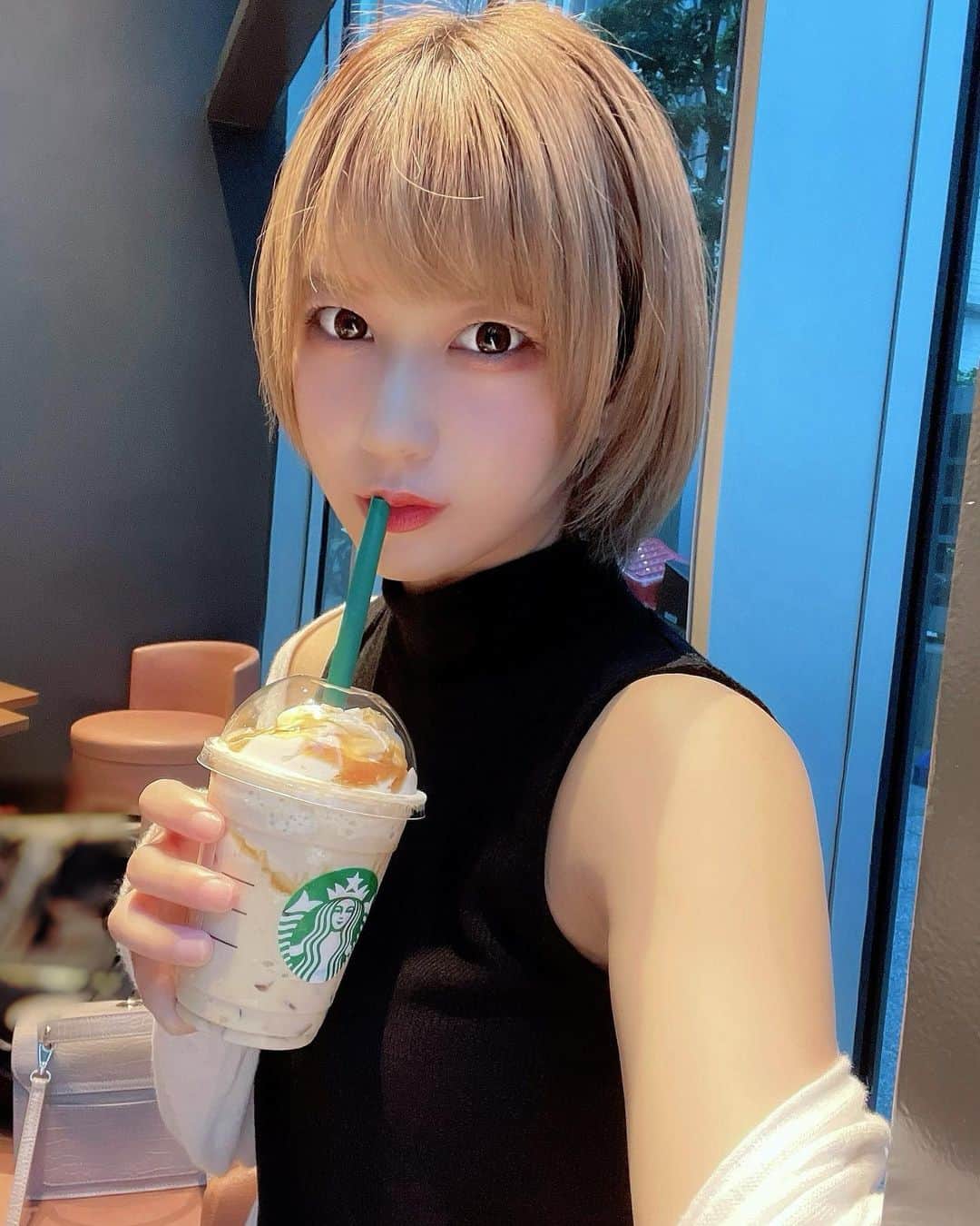 美羽えりのインスタグラム：「ショートなお姉さんと飲む？🥤 #撮影会」