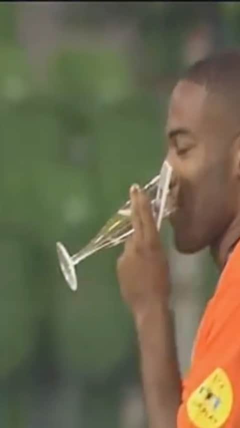 カルフィン・ヨン・ア・ピンのインスタグラム：「I just got send this video. I’ve never seen this footage myself so I wanted to share it. In 2007 we won the Euro’s with Holland. After the ceremony we heard DJ @arminvanbuuren was providing music for the supporters that were still in the stadium celebrating. The players decided to join the celebration and do slides on the wet field 🤣 I’m happy I found this footage. It is such a great memory.  #football #soccer #footballplayer #soccerplayer #jleague #japan #nationalteam #olympic #olympics #olympicteam #dutchnationalteam #nederlandselftal #euros #eurou23 #europeanchampion #Europeanchampionship」