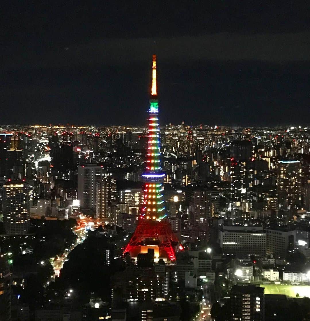 マキ・コニクソンさんのインスタグラム写真 - (マキ・コニクソンInstagram)「Andaz Tokyo Hotel @andaztokyo から東京タワー のおすそ分け！🗼  今夜はオリンピック閉会式だから オリンピックカラーです！ コンシェルジュEddieさん 素敵なタワー様のおすそ分け 有難う御座います！🙏🏻  東京2020開催されるまで 色々ありましたが 日本の選手の方々 本当によく頑張りました！ 沢山応援しました！📣 メダルラッシュで日本が明るくなりました！ たくさんの感動を有難う！🙏🏻  そして、 ボランティアの皆さま、関係者の皆さま 大変お疲れ様でした！ 無事に終えられて本当に良かった！ 最初の1週間だけだけど、 開催国日本で(母国で！)🇯🇵それも “Live”で大好きなオリンピックが 観れてめちゃくちゃ嬉しかった！😊  お休みなさい… Sweet Dreams 🌙  #tokyo2020  #andaztokyo  #オリンピック閉会式 #なんだか寂しいなっ🥺 #次はパラリンピックを応援します！📣」8月8日 20時23分 - makikonikson