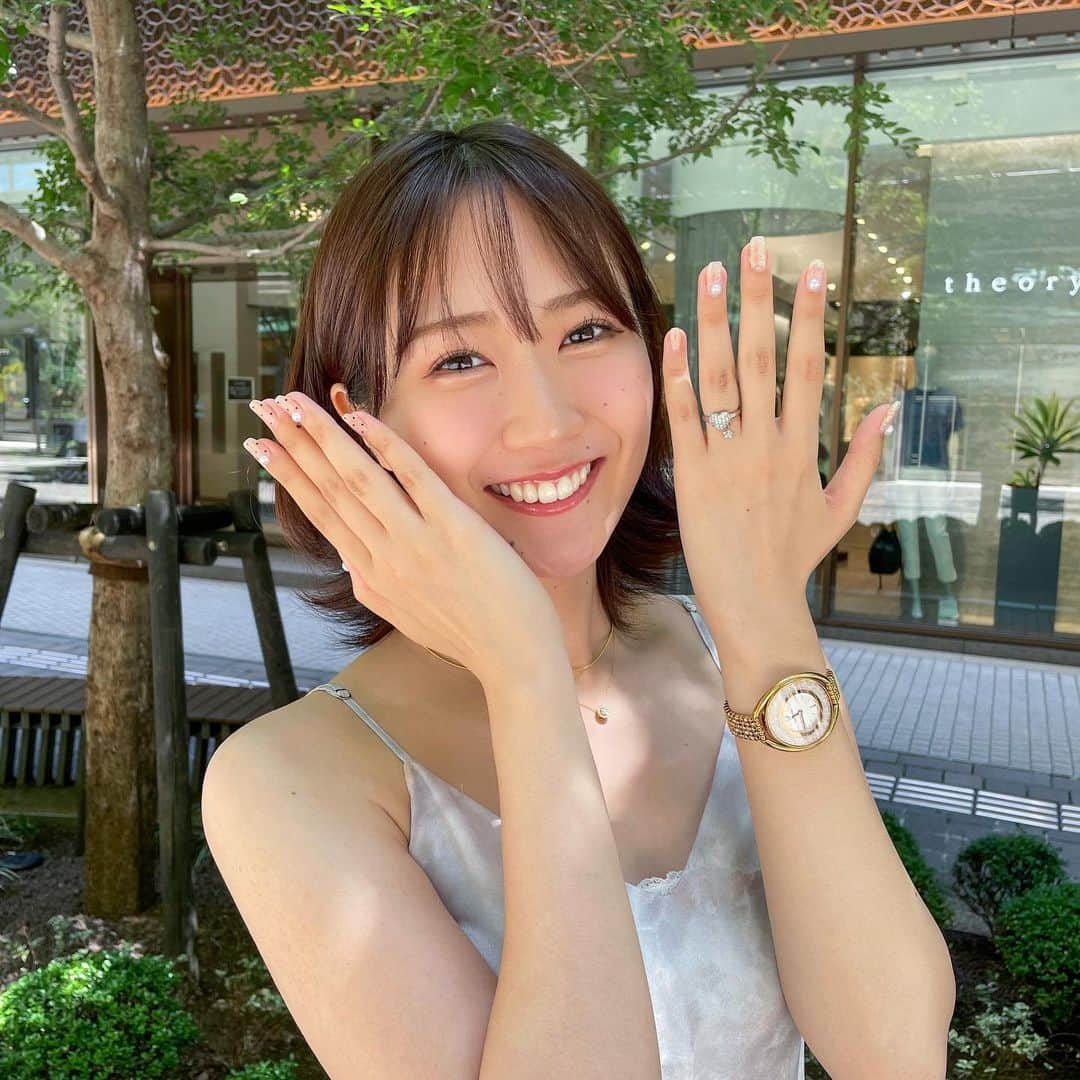 藤澤響花さんのインスタグラム写真 - (藤澤響花Instagram)「すっごくお気に入りのネイルを見せたいポーズ💅  この前セルフホワイトニングを初めて体験してきました🦷✨ 個室になっていて施術中も自由に過ごせて、何より短時間でこんなに白く効果が出るなら早く通えばよかったと😂 定期的にホワイトニングしていこうと思いました😁  #ホワイトニング#lightbeauty銀座#銀座ホワイトニング#dentalwhitening#ドットネイル#キラキラネイル#銀座#シンプルネイル#ɪɴsᴛᴀɢᴏᴏᴅ#love」8月8日 20時26分 - kyoka_fujisawa