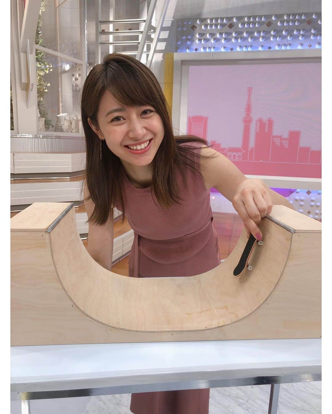 林美沙希さんのインスタグラム写真 - (林美沙希Instagram)「. 東京五輪も今日で閉幕ですね。 写真は、先日スタジオで使った フィンガーボードです！🛹 裏側のデザインも 可愛かったですよ〜✨ . プロスケーター&プロスノーボーダーの山崎勇亀さんが、 今回のスケートボードの日本勢の活躍について語ってくださいました。 何よりお互いの成功を 讃えあう姿が素敵だなあと。 遊びから発展したスポーツだからじゃないかなとおっしゃっていました☺️ . 新競技によって新たなスポーツの楽しさを感じることが出来ました！  #jチャン #林美沙希 #フィンガーボード #衣装 #lilliancarat」8月8日 20時31分 - misaki0hayashi