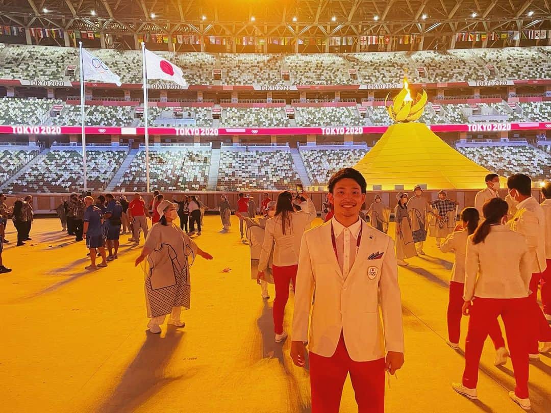 のインスタグラム：「. 本日、日本選手団解団式が行われました。 東京オリンピック、閉幕します。  開催に際し、関わってくださった 全ての方々に感謝いたします。 医療従事者や選手村にいるボランティアスタッフ、試合会場やホテルの関係者、運転手や自衛隊の方々等 皆様には暑い中大変だったと思いますが、嫌な顔一つ見せず 笑顔で送り出していただきました。 気持ちも癒され、パワーも沢山もらいました。 そして、見えないところでも沢山の方々に支えてもらっていることをすごく感じた大会でした。  開催するにあたり、よく思わない方もいらっしゃったかもしれませんが、 このような状況下でも無事開催されたことに本当に感謝しています。 アスリートとして今までの努力を、すべてぶつけることができ、 頑張ってきて良かったなと感じることができたのも、皆様のおかげです。  オリンピックに関わってくださった全ての皆様 日本代表選手団の皆様、 本当にお疲れ様でした。 そしてありがとうございました。  #arigato2020 #tokyo2020  #olympics #olympic #東京オリンピック #handball #彗星JAPAN #athlete #ありがとう」