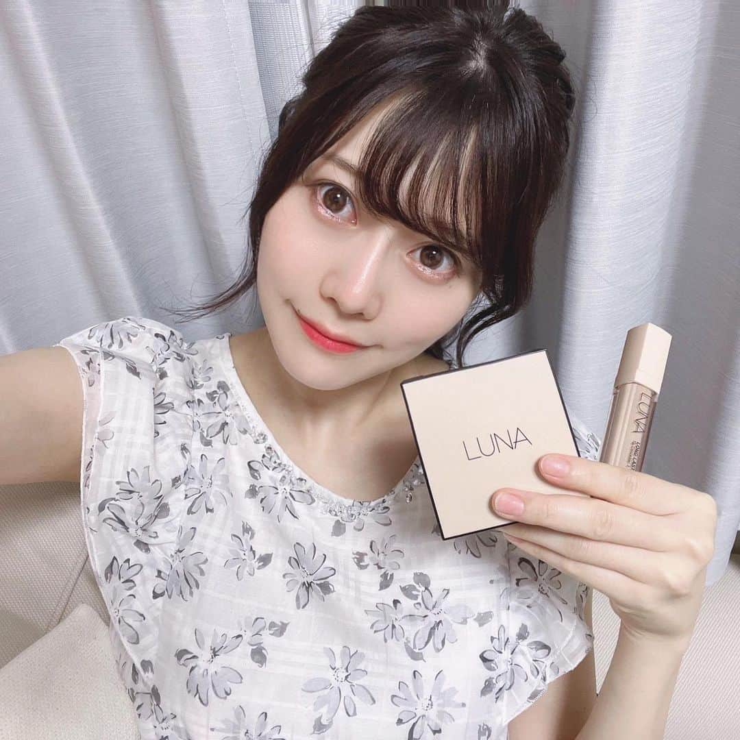 桃里れあさんのインスタグラム写真 - (桃里れあInstagram)「LUNAの化粧品をいただきました💐 レポしていきます☺︎❤︎  ＠akbeauty_official_jp  ・ ・ Long Lasting Conceal-fixing Cushion SPF50+ PA++++ と Long Lasting Tip Concealer Fixing-Fit SPF34 PA++ ・ ・ クッションファンデはサラッとしたつけ心地で、パウダーをつけなくても十分！ 最近の肌質的にパウダー苦手派の私はとても助かりました🥺 ・ ・ しっかりカバーできるのにマスク崩れしなくて、今のご時世とてもありがたい…!!✨ ・ 一回つけたら化粧直しいらない！便利！✨ ・ ・ そして、コンシーラー！韓国でコンシーラー333万本を突破したベース強者LUNAの21年度新製品💐 期待大でしたが、なくなったらリピートします…すごぃぃぃ…💕 コンシーラー名家「ルナ」のカバー技術力…くすみ、毛穴、目元のクマもカバーしてくれる1本🧸💕 ・ ・ Qoo10のAK BEAUTY OFFICIAL ショップで購入できます！気になる方ぜひ〜🥰 ・ ・ #ルナ #LUNA #1秒コンシーラー #LUNAコンシーラー #LUNAクッションファンデー #コンシーラー #クッションファンデー #韓国コスメ #sponsored #韓国メイク」8月8日 11時54分 - rea_momosato