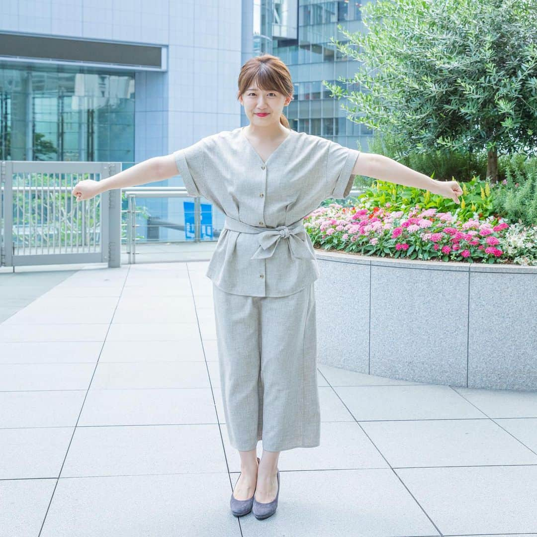 尾崎里紗さんのインスタグラム写真 - (尾崎里紗Instagram)「台風が接近し、朝から雨が降っていますね。 今日はお休みなので、バゲットガーデンのオクラたち 大丈夫かな、と画像見ながら過ごしております。 1日で3㎝も伸びる生命力の強いオクラたち、 どうか元気でいてほしい！ （強そうな？写真を添えて）  赤丸オクラはかなり収穫できていて、 白丸オクラはもうすぐお花が咲きそうです🌼  雨風、強くなっているので、 皆様も気をつけてお過ごしくださいね。  . #バゲットガーデン #オクラ #成長日記🌱」8月8日 12時30分 - ozaki.risa