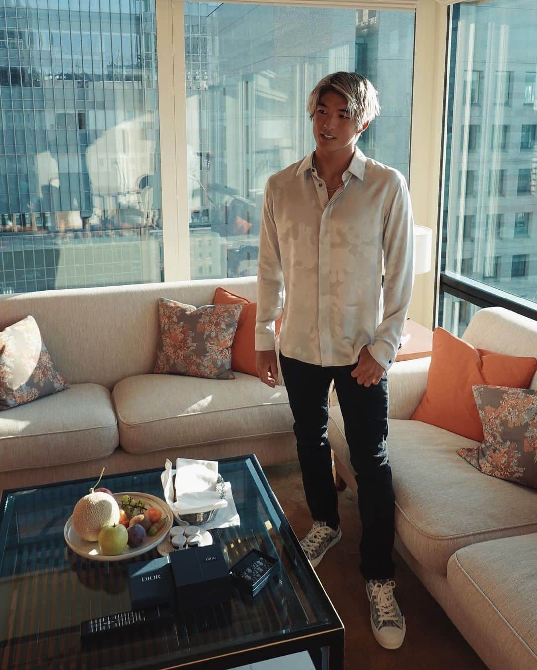 五十嵐カノアのインスタグラム：「Running around doing media last week in Japan was crazy but coming back to the room with this view made it all worth it 😁」