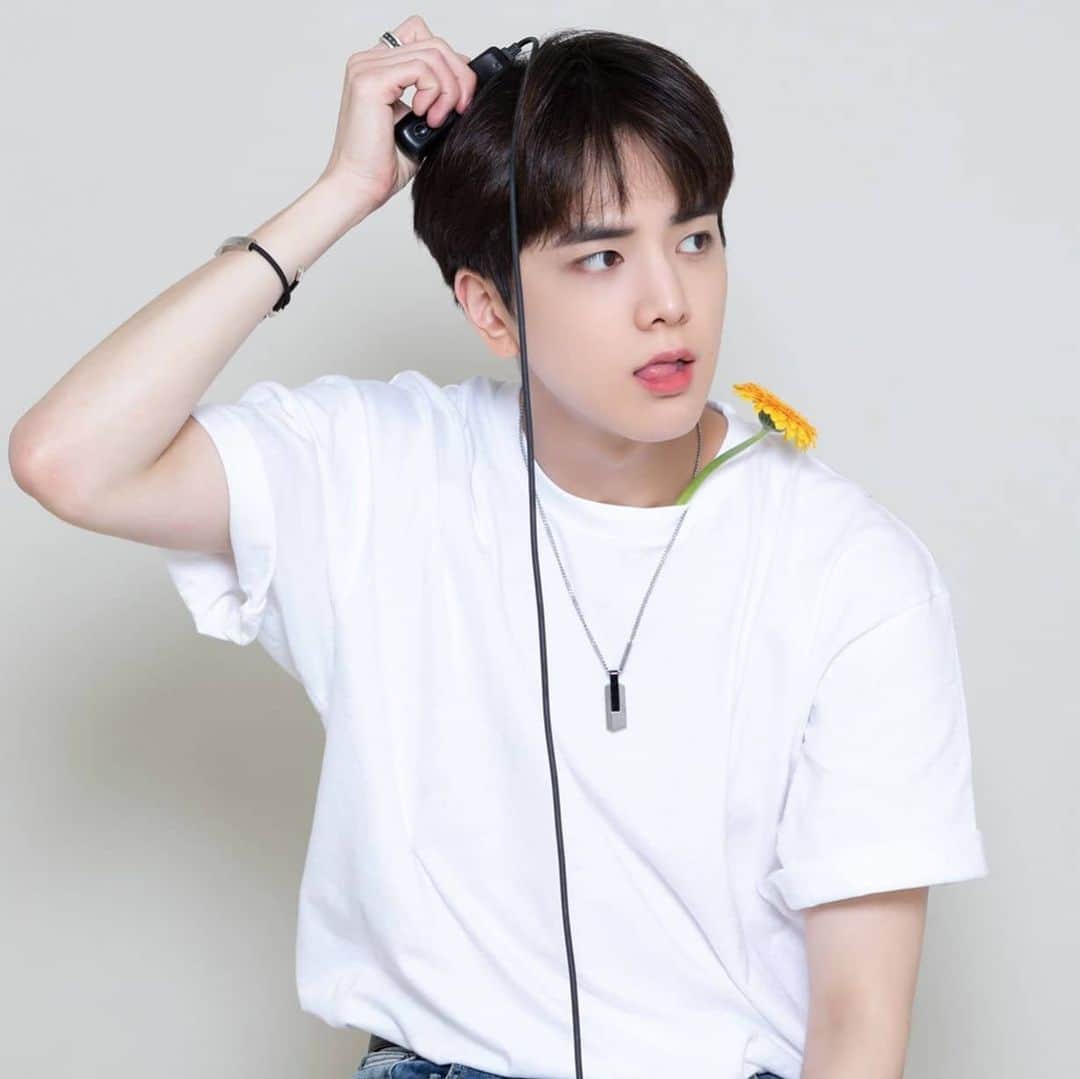 ヨンフンのインスタグラム：「HAPPY YOUNGHOON DAY ! 🎂🥳 #HAPPY_YOUNGHOON_DAY #THEBOYZ #더보이즈 #YOUNGHOON #영훈」