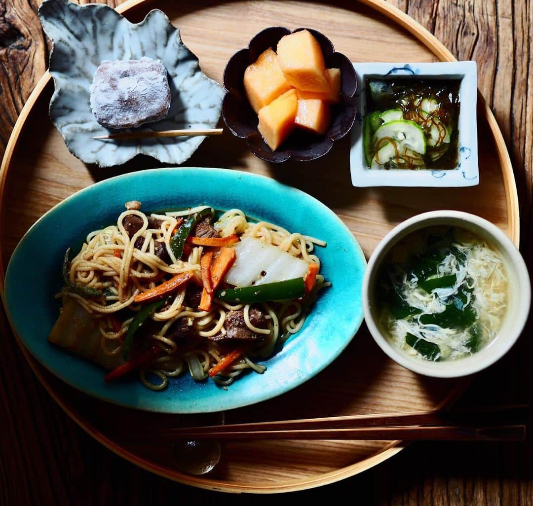 まこ/makoのインスタグラム：「. 糖質（スイーツ）取る為に、メインは糖質ゼロ麺使用！ YouTubeでユウジのバズレシピばっかり見てます。そこのレシピの至高の塩焼きそば。 豚肉なくてすじ肉だし、キャベツなしで白菜だし、冷蔵庫の片付けもかねて。 これ簡単なのにめちゃ美味しい！ ニンニクとナンプラーがきいてる！ スイーツのニッキ餅は、堺の老舗の肉桂餅本舗八百源来弘堂のもの。 日本にある肉桂餅の中でも元祖と言われております。 堺は千利休がいたことから老舗の和菓子屋さんが多いのですが、こちらも本当に美味しくて美味しく一度食べて欲しいです。 私、ニッキあまり好きではなかったのですが、ここのは違います。ほんとに香りがよくて、あとすんごく柔らかい求肥に包まれた餡がもう一体化してとろけます。 よければ是非‼︎ . . . . .  . ●リュウジのバズレシピの至高の塩焼きそば ●卵とケールのスープ ●もずくきゅうり酢 ●メロン ● 八百源来弘堂の肉桂餅 . . . .  #おうちごはん#おうちカフェ#ワンプレート朝ごはん#カラフルワンプレート#朝ご飯#朝ごはん#和んプレート#ワンプレートごはん#器#あさごはん#먹스타그램#음스타그램#おぼんdeごはん #オートミール##breakfast#foodporn#IGersJP#onthetable#japanesebreakfast#washoku#高田志保　#awabiware  #八百源来弘堂　#肉桂餅」
