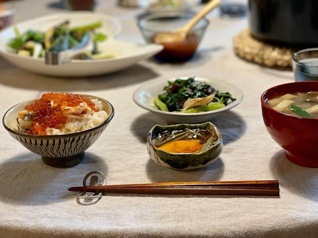 三浦瑠麗さんのインスタグラム写真 - (三浦瑠麗Instagram)「きょうの朝ごはんは、いつもの鮭親子炊き込みごはん。スーパーに筋子があったので漬けたのですが、今年初かな。まだ粒がちいさい。 おかずは木耳、アワビ茸、ツル菜、葱と生姜の中華炒め。味つけは塩、薄口醤油、鶏がらスープと料理酒。 おみおつけはオッキーナメコ（原種に近いのかな？かなり巨大なナメコです）と分葱、お揚げさん。 じゅんさいは卵黄とお醤油で。 朝ごはんをたっぷり食べて、あとはおやつのみで昼夜兼用にするのが休日の過ごし方。」8月8日 14時46分 - lullymiura