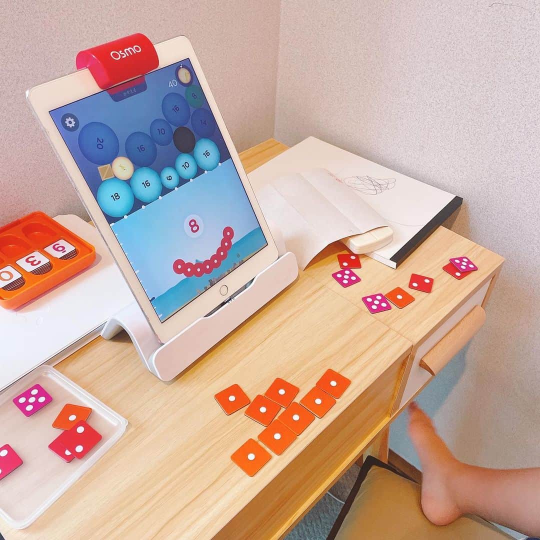 福田萌さんのインスタグラム写真 - (福田萌Instagram)「4歳の息子と8歳の娘一緒に使えそうなので「Osmo」のスターターキット買ってみました。  言語も日本語も対応していて、数字、アルファベット、形の3種類のキットと、iPad上のアプリの組み合わせで遊びが無限♾。 とりあえず一通りゲーム感覚で遊んでます。  手元を映すカメラが並べられたパーツを認識するみたい。 すごいなぁ。。」8月8日 14時48分 - fukuda.moe