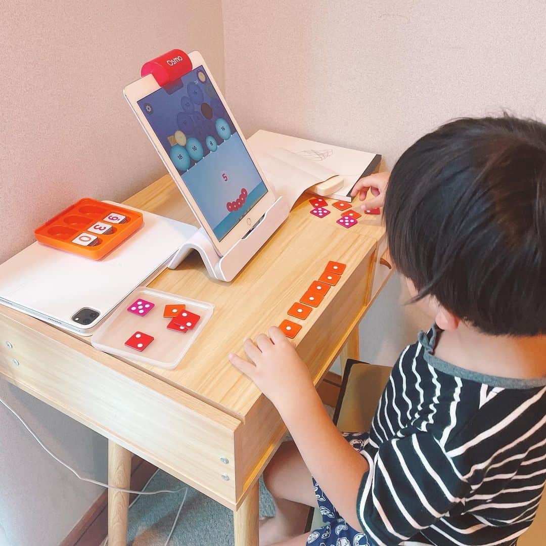 福田萌のインスタグラム：「4歳の息子と8歳の娘一緒に使えそうなので「Osmo」のスターターキット買ってみました。  言語も日本語も対応していて、数字、アルファベット、形の3種類のキットと、iPad上のアプリの組み合わせで遊びが無限♾。 とりあえず一通りゲーム感覚で遊んでます。  手元を映すカメラが並べられたパーツを認識するみたい。 すごいなぁ。。」