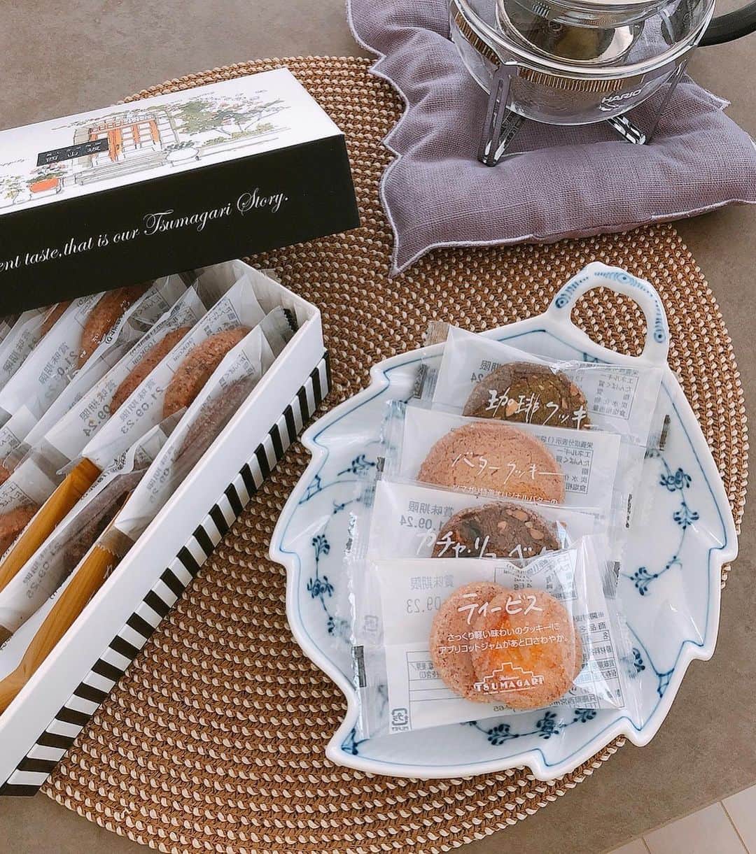 伊藤京子さんのインスタグラム写真 - (伊藤京子Instagram)「. 明日は2時間半の拡大放送！🎤 ということで今日もせっせと番組準備です☺️ お供は大好きな大好きな、日本のクッキーで1番好きなツマガリのクッキー🍪❤️🍪❤️ . #発酵バターの香りがたまらない🥰 #ツマガリ#クッキー#神戸スイーツ #東京では買えないのが寂しい #最近は色々お取り寄せも楽しめるのが嬉しいです #写真は先日の衣装 #元気が出るカラーでした」8月8日 15時09分 - kyoko_ito1128