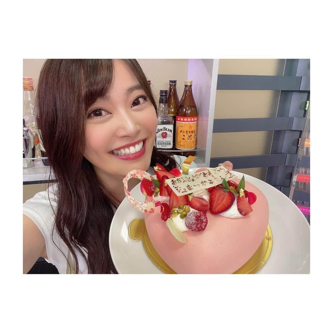 のインスタグラム：「. 私事ながら 先日8月6日に32歳の誕生日を迎えました🎉✨  番組中にもお祝いして頂けた😭  歳を重ねるにつれて 自分の誕生日に対して 何も思わなくなってきましたがww  いろんな方から お祝いの連絡を頂いたり プレゼントを頂いたり 幸せな人生だ！！！♡  今年も最高の1年になりますように🙏✨  #女子アナ　#アナウンサー　#フリーアナウンサー　#誕生日　#32歳　#独身　#最高でーす #instagood  #followme」