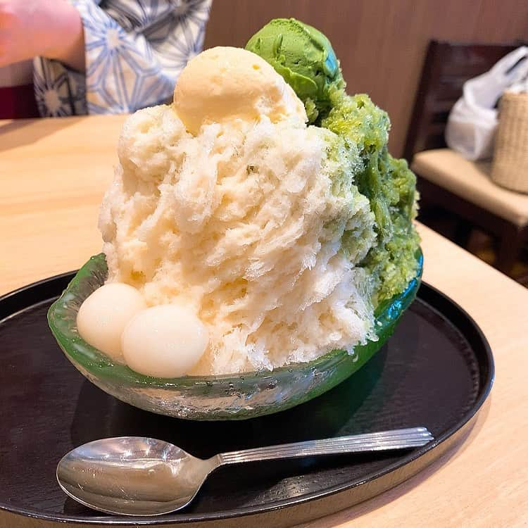 吉江瞳のインスタグラム：「浅草ぶらりの締めはかき氷🍧 お茶の味が濃くって暑い夏にとっておきでした❤️ ただ1人一個は多かった😂 帰る頃には極寒で震えたwww笑 #浅草ぶらり #浴衣でぶらり #かき氷 #よしえの夏休み #菊丸」