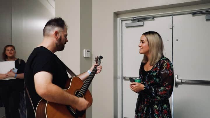 ブリット・ニコルのインスタグラム：「A little backstage warm up with @ben_onisa @chloe.hilliard and @v4victree ❤️  🎥 - @thebryanware」