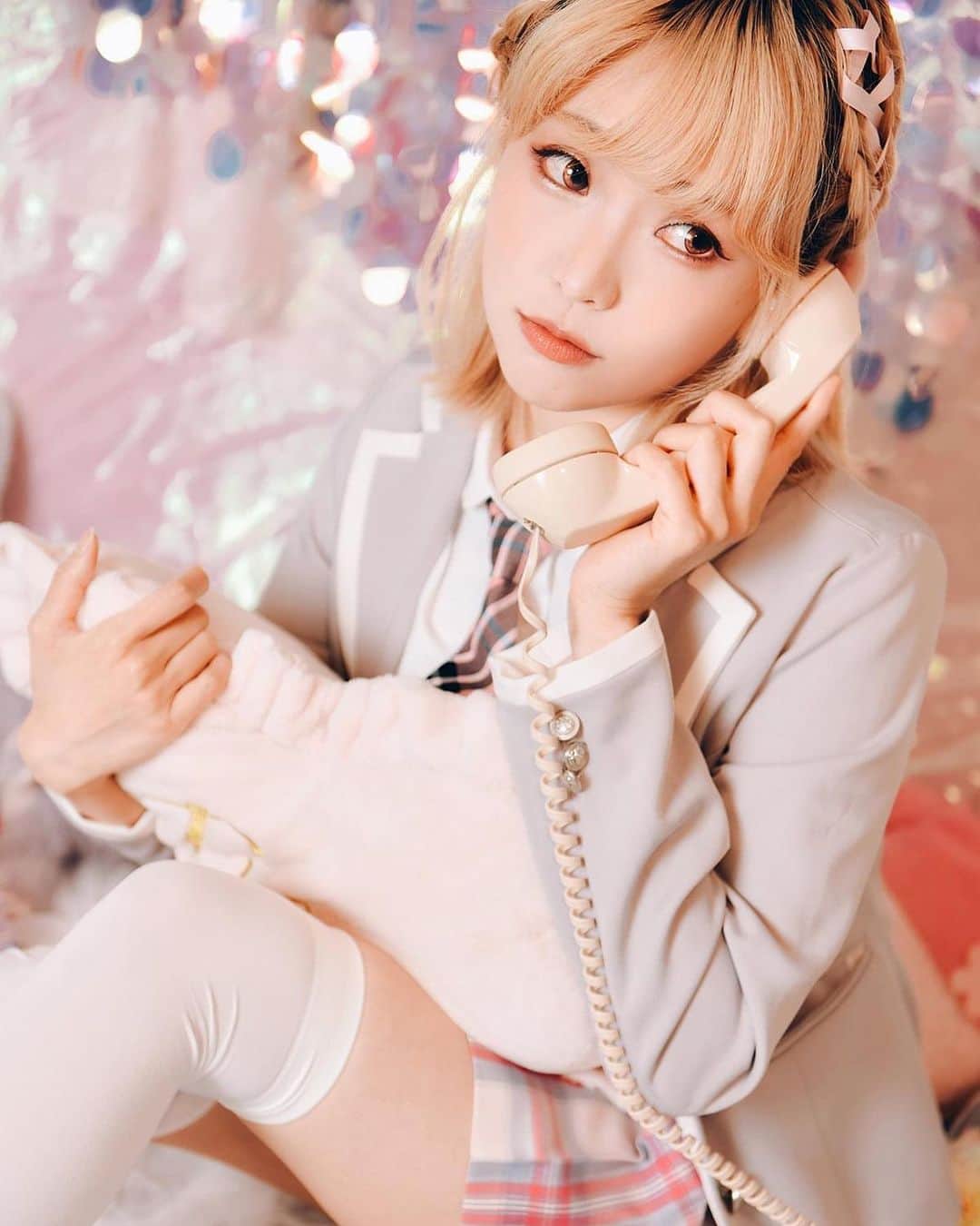 Elyさんのインスタグラム写真 - (ElyInstagram)「Calling you📞  もしもし〜このタイプの電話☎️使ったことありますか？😆  "來自下午的morning call，要在3秒內接起喔!"📞  有用過這種電話的舉手一下~✋ 這種話筒超可愛呀~ 還有按鍵是轉盤式的也超好玩~小時候很愛亂按!😛  photo :@dzzdm  Hair & style :@kimono_luna」8月8日 16時01分 - eeelyeee