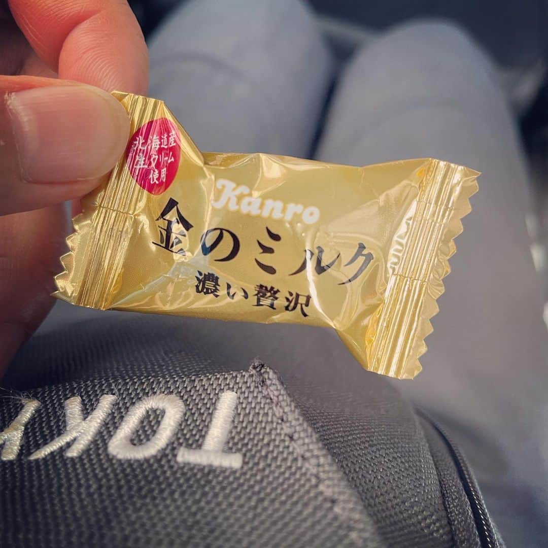 のインスタグラム：「オリンピックのボランティアも大詰め。 表彰式プロトコールチームにいるため、 決勝戦オンパレードの今週末が佳境、 人手が必要となる。 私も昨日の午後、仕事終わりで駆けつけるべく、 お昼のおにぎりも丸呑みする勢いで飛び出て （通勤に使っている）シェア自転車のポートに向かう。  そこからが最悪だった。 借りた自転車の鍵が壊れていて、 車輪が動かない上、解錠も施錠もできなくなり ニッチもサッチも行かない。 えええ〜と思って問い合わせ番号を探すうちに 今度は急に激しい大粒の雨が。 立ち尽くす30秒ほどの間にびしょびしょで、 焦って傘をさす。 とりあえず電話が繋がり、自転車をそのまま返却処理、 なんか私バチが当たるようなことしたっけ・・・ と泣きそうになりながら、 近くの道に出てタクシーを探す。  タクシーに乗ると 私がボランティアのユニフォームを見て、 運転手さん 「お、オリンピックですか。お金出るほうですか？」 私 「いえ、ボランティアです〜」  すると、運転手さんは、じゃあ、特別にいいものあげますね、 と言って、座席の間から飴ちゃんを手渡してくれた。  弱っていた私は少し励まされたような気持ちになり、 お礼を言うと運転手さんは、 「でもね、これちょっと特別だから気をつけて。 　すごく美味しいから、 　ほっぺたが落ちちゃうんだよ。 　こないだお子さんにあげたら、 　お母さんにほっぺたが落ちたと言ってたよ」  笑。 しかも、なんと飴の名前が  「金のミルク」！  なんて幸先が良い！ 私の金メダルだわ。 素直にその場で飴ちゃんをいただいたら、 ほっぺたは落ちなかったけれど、心はほぐれていく。  運転手さんにとっては、 人生２回目の東京オリンピックなのだそうだ。 その頃は、トラックの運転手だったらしい。 その頃は、晴海通りも都電が走っていて 勝鬨橋も真ん中で開いて、船を通していたり 東京の雰囲気もまったく違ったという話を聞かせてくれた。  選手村付近に着くころには通り雨も止んでいた。 日々、一陽来復。  #オリンピックボランティア #タクシー #確かに子どもの頃よくほっぺた落ちてたかも」