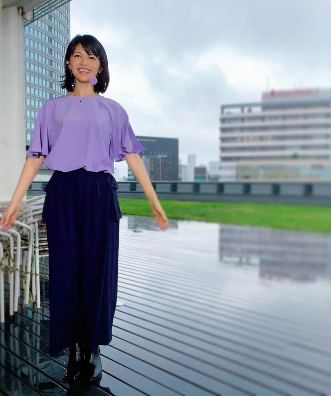 太田景子さんのインスタグラム写真 - (太田景子Instagram)「今朝もサンデーLIVEをご覧いただきありがとうございました😊  関東はちょうど台風10号の最接近を迎え、都心は雨風ピークのタイミング、嵐の中の中継となりました😵‍💫🌀💦  そして台風9号は九州に近づいていて今夜上陸する恐れが高まっています。西日本は暗くなってから急速に天候が悪化してきます。 明るいうちの早めの避難を心がけてください⚠️今夜は一人ではなく、早めに開設している避難所や、親戚・知人のお家など一晩だけ移動して複数人でお休みになるのがいいかもしれません🌕🌕🌕 満月で潮位も高く高潮にも警戒が必要🌊外が荒れてうちは絶対に畑や港の様子は見に行かないようにしてください‼️  そして２つの台風から熱帯の空気が運ばれ東海地方で気温が爆上がり🥵🔥 岐阜県多治見では朝の予想通り40℃を超えてしまいました。生死に関わる危険な暑さになっています。どうか涼のとれる室内で過ごしてください。やむを得ず外に出る場合は、こまめに休憩をはさむ、水分と塩分は時間を決めて摂るようにしましょう⚠️」8月8日 16時40分 - keiko_ota1121