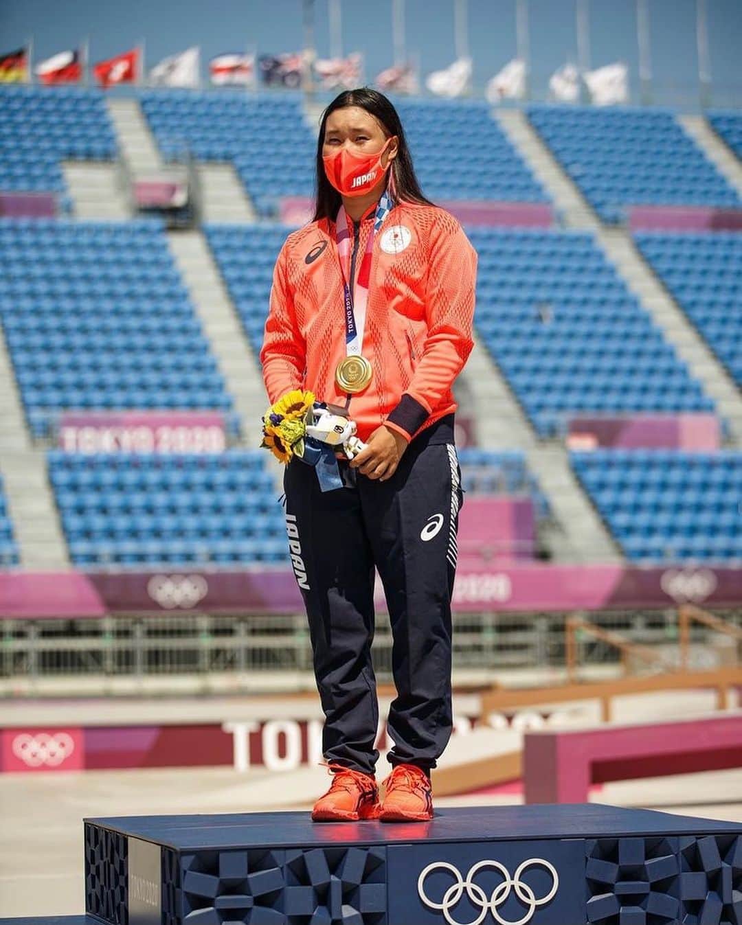 四十住さくらさんのインスタグラム写真 - (四十住さくらInstagram)「Tokyo 2020 Olympics was over tonight❗️  Thanks to everyone involved in the Olympics🙏  I'm So happy to realize the best Competition.  I'm keenly aware that it is a gold medal🥇that I won with everyone who supported me.  Regardless of race, skin color, gender, age I love skateboarding, which is shared and enjoyed by everyone, such as joy, excitement, and regret🌸💪  改めて今大会に関わった全ての方々に感謝をお伝えしたいです❗️最高の大会を実現して下さり本当にありがとうございました🙏  本番を終えてたくさんの方々からメッセージや連絡を頂き、やっとオリンピックに出たんだということを実感すると共に、応援して下さった皆さんと一緒に勝ち獲った金メダル🥇だと改めて痛感しています。  本番を振り返ってみて、ただ楽しかった🥳  人種、肌の色、性別、年齢なんて関係なくて喜びや、感動、悔しさとか皆んなで共有して楽しむスケートボードが私は大好きです😘  気持ちをリセットして、新たな目標に向けて頑張ります🌸💪 #arigato2020  @olympics  @tokyo2020  @worldskatesb  @brycekanights 📸🙏」8月8日 17時01分 - sakura_yosozumi