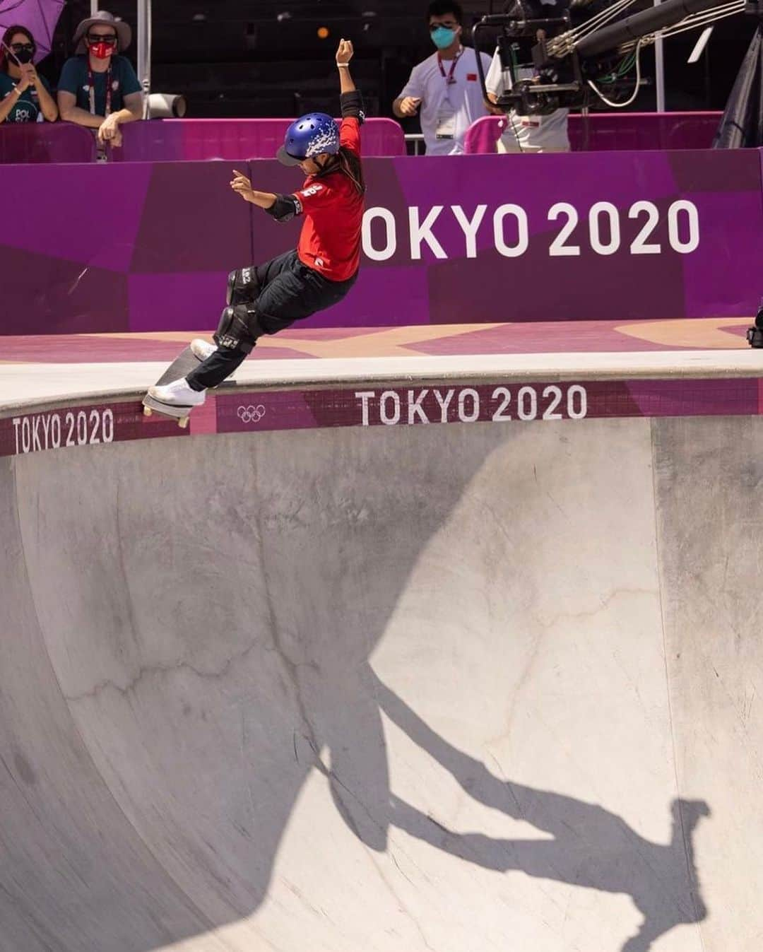 四十住さくらさんのインスタグラム写真 - (四十住さくらInstagram)「Tokyo 2020 Olympics was over tonight❗️  Thanks to everyone involved in the Olympics🙏  I'm So happy to realize the best Competition.  I'm keenly aware that it is a gold medal🥇that I won with everyone who supported me.  Regardless of race, skin color, gender, age I love skateboarding, which is shared and enjoyed by everyone, such as joy, excitement, and regret🌸💪  改めて今大会に関わった全ての方々に感謝をお伝えしたいです❗️最高の大会を実現して下さり本当にありがとうございました🙏  本番を終えてたくさんの方々からメッセージや連絡を頂き、やっとオリンピックに出たんだということを実感すると共に、応援して下さった皆さんと一緒に勝ち獲った金メダル🥇だと改めて痛感しています。  本番を振り返ってみて、ただ楽しかった🥳  人種、肌の色、性別、年齢なんて関係なくて喜びや、感動、悔しさとか皆んなで共有して楽しむスケートボードが私は大好きです😘  気持ちをリセットして、新たな目標に向けて頑張ります🌸💪 #arigato2020  @olympics  @tokyo2020  @worldskatesb  @brycekanights 📸🙏」8月8日 17時01分 - sakura_yosozumi