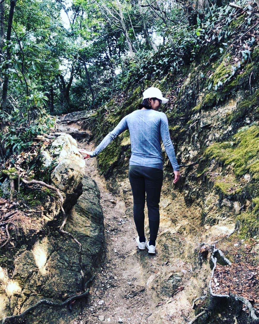 溝江明香さんのインスタグラム写真 - (溝江明香Instagram)「I love to be in nature 🍃🌿 自然に触れる時間が好き。トレッキングしたり、森でお散歩したり、海を眺めたり、河原に行ったり。 ビーチバレーボールをしていない時間も大切な私の一部。  #ありのままの自分 #BeWhoYouAre @oakley @oakleyjapan #PR」8月8日 17時42分 - sayakamizoe