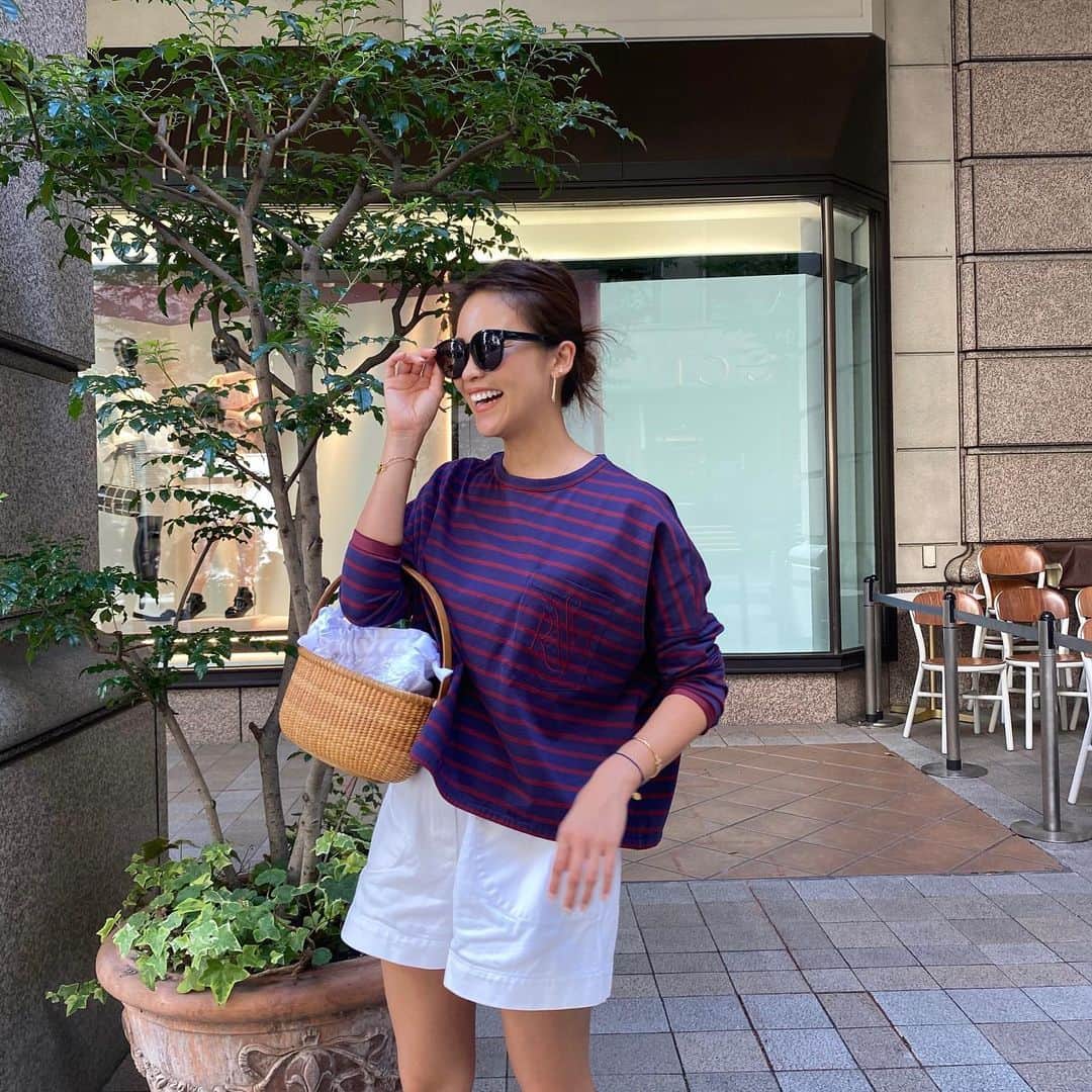 Risako Yamamotoさんのインスタグラム写真 - (Risako YamamotoInstagram)「🍉☀️×📚🍂  少しずつ秋物も取り入れたくなってきました🤍♥️💙   @rosy_monster の秋物ボーダーは胸ポケットに刺繍入り🪡  #ootd #fashion #coordinate」8月8日 17時45分 - risako_yamamoto