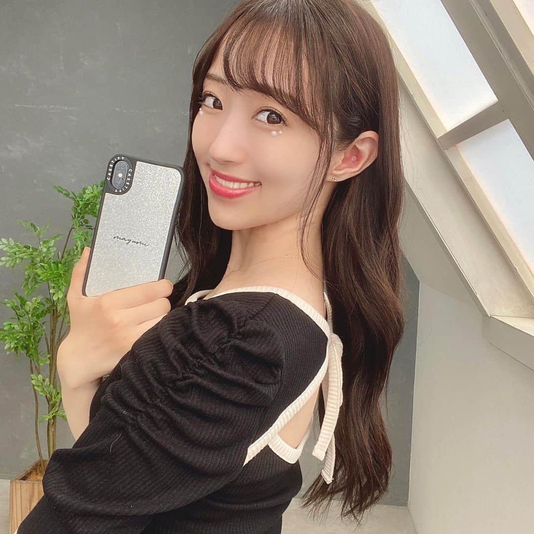 小島まゆみさんのインスタグラム写真 小島まゆみinstagram ヘルシーな背中あきワンピでぱしゃ スマホケースは名前入りのカスタムケース 真ん中にmayumiって書いてあるの ミラーになっているから お化粧直しにも 外カメでの自撮りも快適 ケース