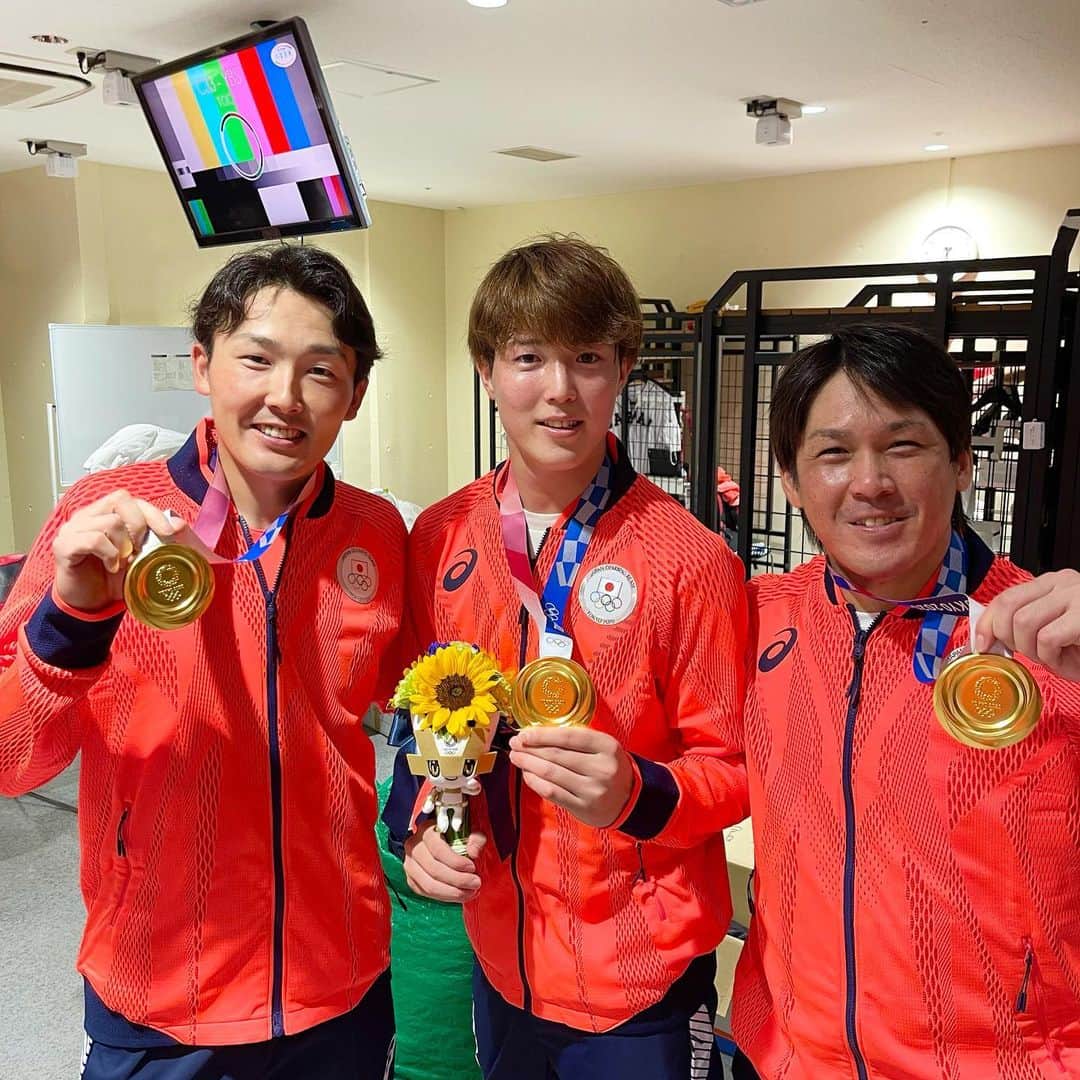 源田壮亮のインスタグラム：「⁡ ⁡ 東京オリンピック、金メダルを獲得することができました🥇 刺激的で緊張感のある日々でしたが、今は少しホッとしています。 素晴らしいチームの一員としてユニフォームを着られた事をとても嬉しく思います❗️ 大会関係者の皆様、ボランティアの皆様、そしてテレビの前で応援してくださった皆様、本当にありがとうございました‼️ ⁡ ⁡ #金メダル #大分県民 #大分商業 #ライオンズ #海馬神 #トヨタ #守護神 #内野手会 #まばたき #後悔 #切り替えていこう」