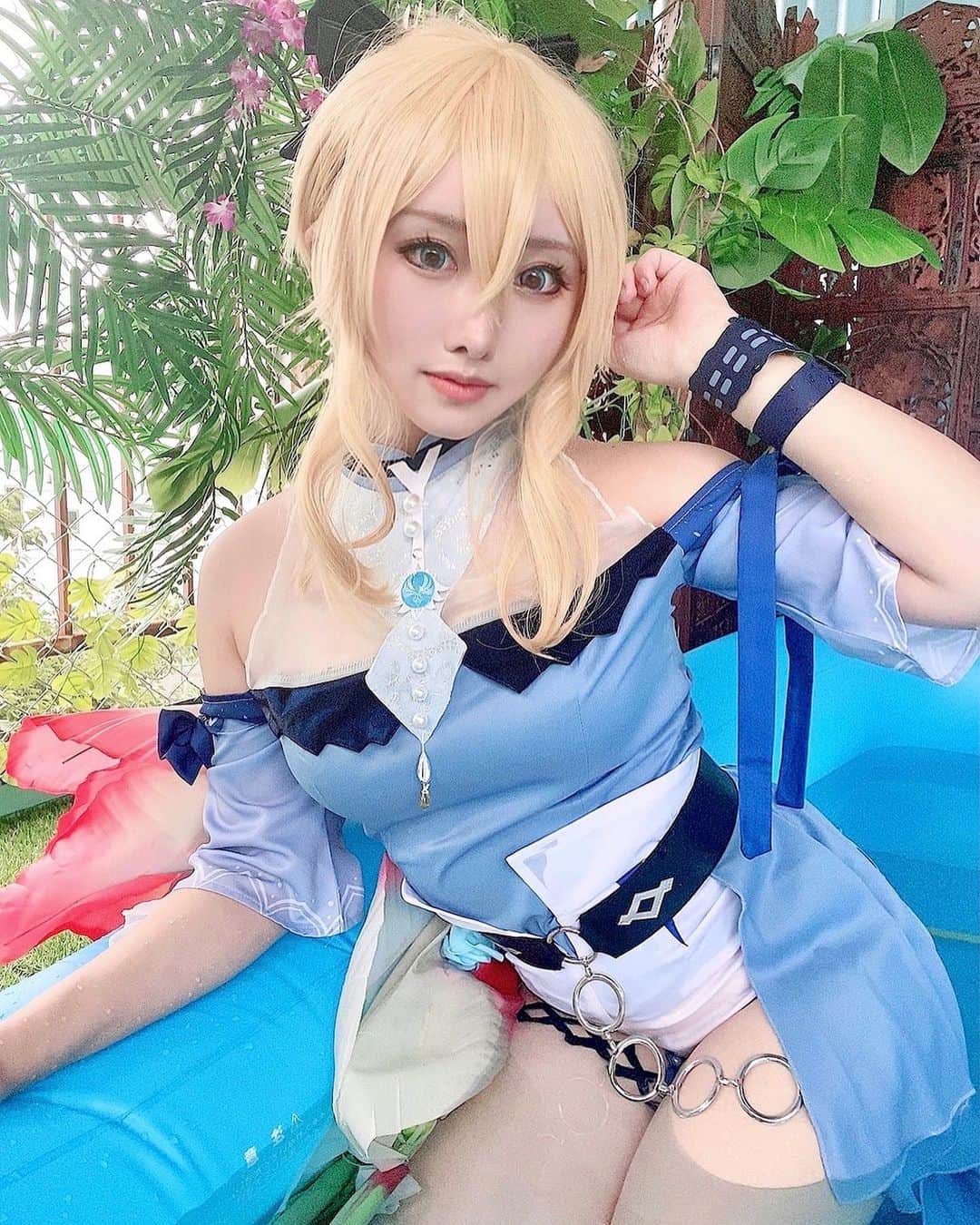 のインスタグラム：「原神姉妹キャラの夏服でプール撮影してきたよ！ ジンさんずっとやりたかったんだけど通常衣装がスキニーっぽいやつでお尻入りそうになくて断念してたんだぁ…… 普段サイズはＭサイズなんだけど、長ズボンはＬじゃないとお尻がはいらない…🙃 ❁ ❁ ❁ ❁ ❁ #原神  #原神コスプレ #genshinimpact #コスプレ  #コスプレイヤー #プール #水着  #cosplaygirl #cosplayer #genshinimpactcosplay #japanesegirl #太もも #japanesegirl #コンパニオン #コスプレ #コスプレイヤー #メイド #メイド服 #Japanese #ニーハイ  #璃月 #akihabara  #グラビア #girlcute #北斗 #cosplaysexy  #genshinimpactfanart #鳥海かうコスプレ #鳥海かう #写真好きな人と繋がりたい #ポートレートモデル #撮影会モデル」