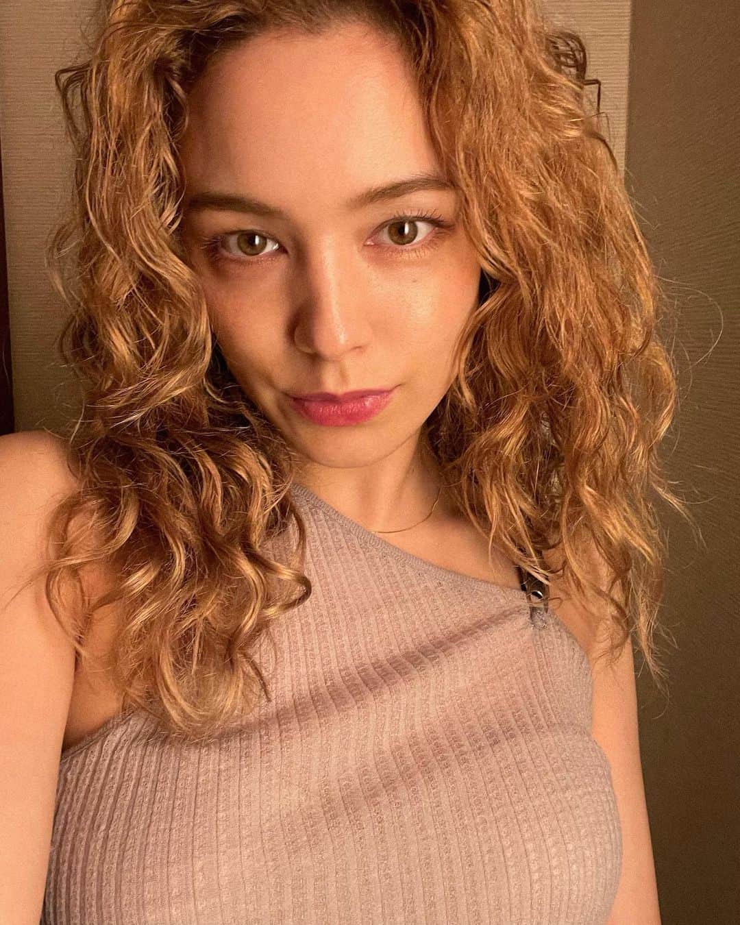 ステファニーのインスタグラム：「💜🌟 ナチュラルな自分を見せることを 最近やっと受け入れてきた。 見た目も、心も。 サラサラストレートにするときは多いけど この天然パーマもそうだし お肌もなるべく素肌に近い状態を目指してる！ 先日クリニックで導入とピーリング、 レーザーの2回目をしてきたんだけど なりたい肌を伝えて、やり過ぎないケアをしてるよ。 自分がもっと好きになれる自分でいられるように。 頑張ろーっと☺︎♡。 @tokyo_hills_clinic   #love #beauty #selflove #skincare #スキンケア #セルフラブ」