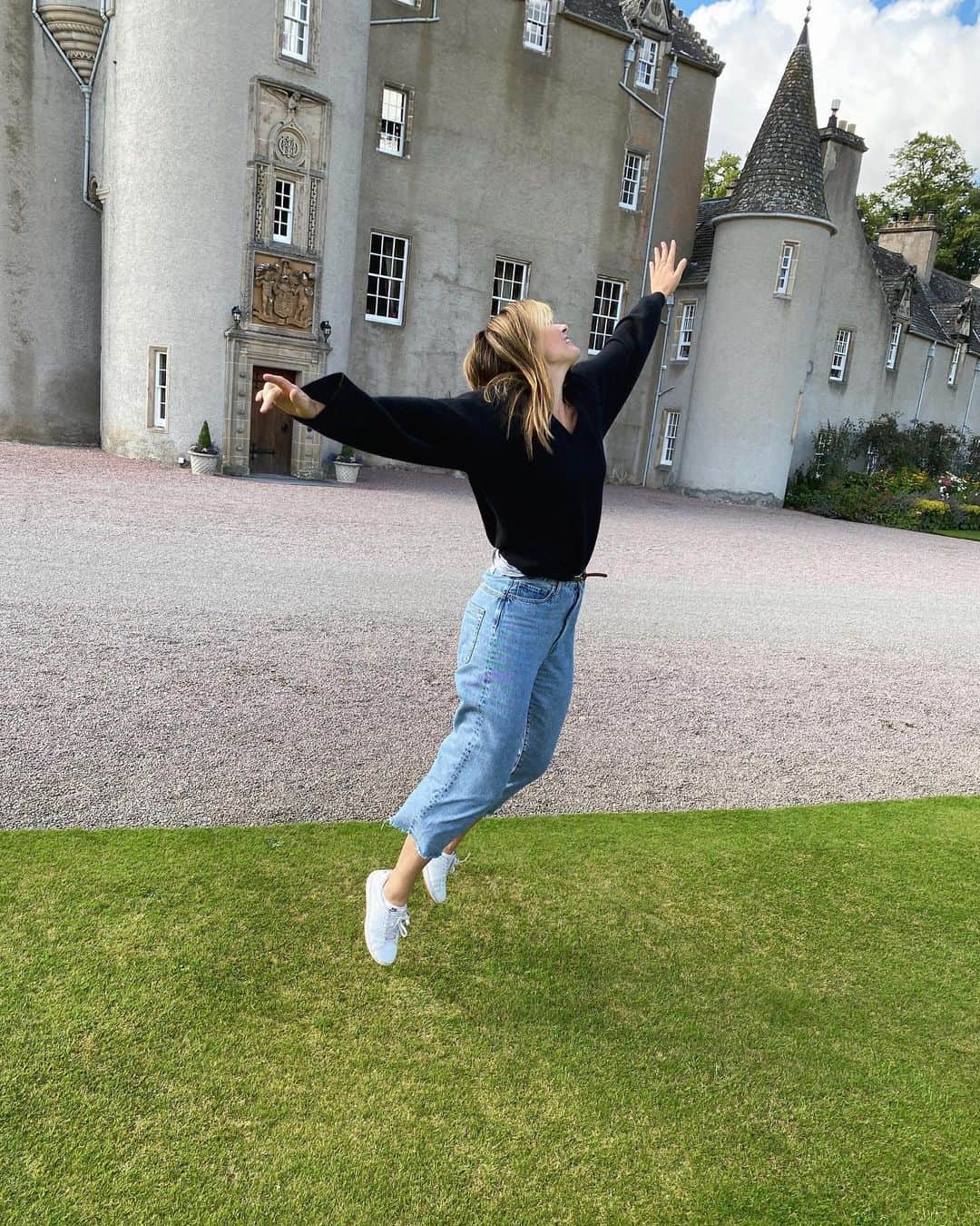マリア・シャラポワさんのインスタグラム写真 - (マリア・シャラポワInstagram)「1 or 2? ☺️ The castles in Scotland are extremely photogenic!! 🏴󠁧󠁢󠁳󠁣󠁴󠁿」8月9日 4時44分 - mariasharapova