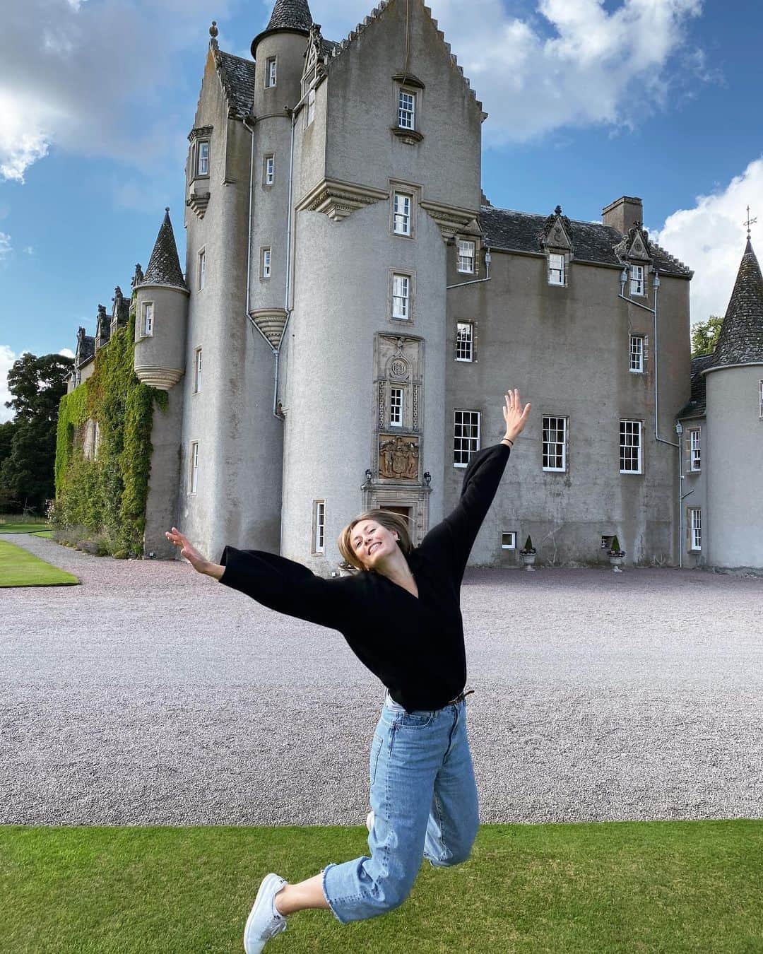 マリア・シャラポワのインスタグラム：「1 or 2? ☺️ The castles in Scotland are extremely photogenic!! 🏴󠁧󠁢󠁳󠁣󠁴󠁿」