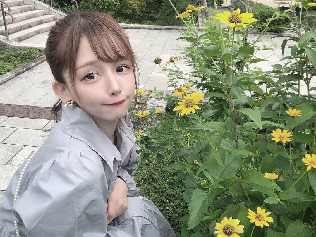 yuu__aaaのインスタグラム：「. . お花🌼❤︎ . 最近お花屋さんいってないなあ？ . . 暑くて髪ボサボサ🤒 . . #ポニテ#ポニーテール#花#flower#お花#プチプラコーデ」