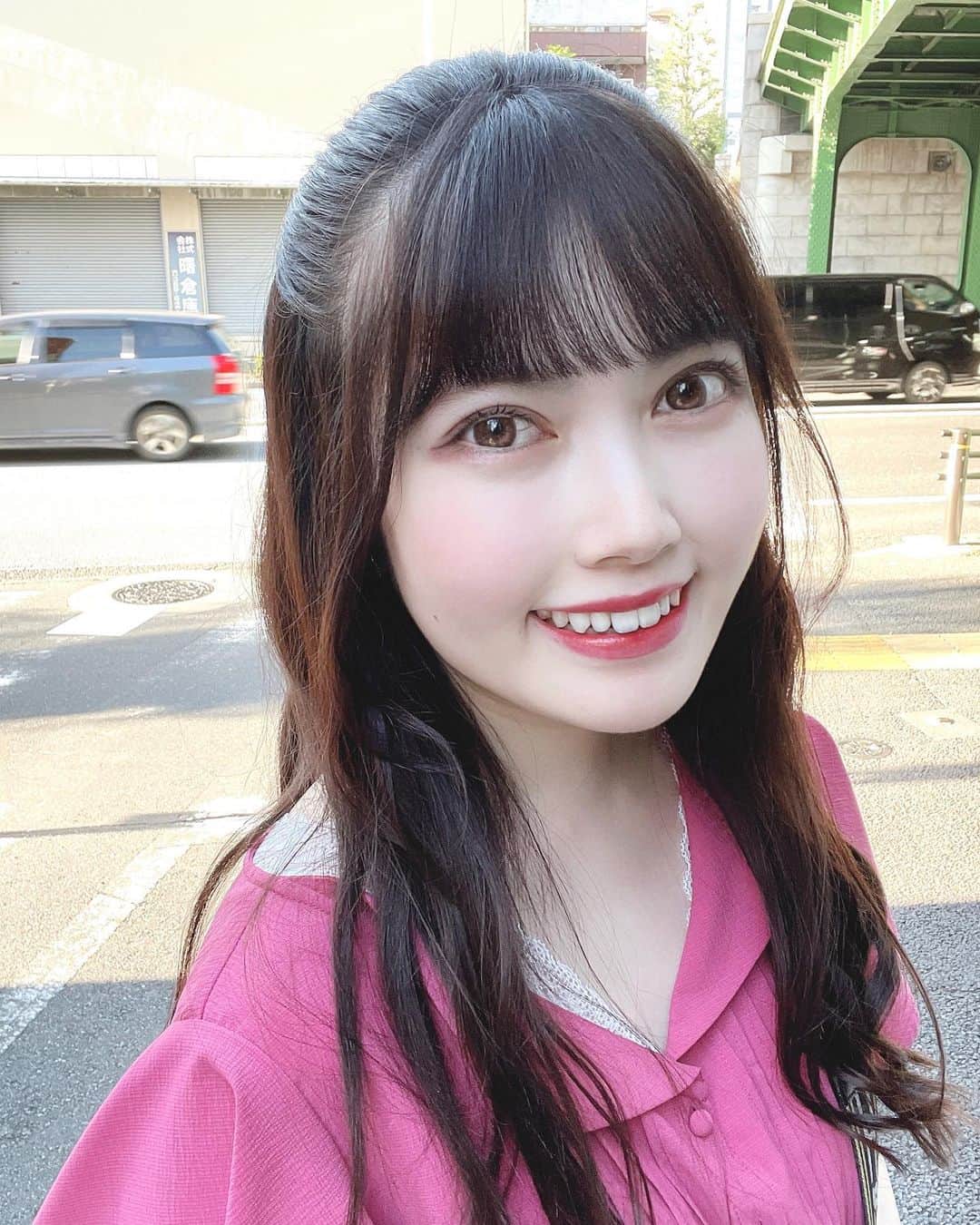 戸川栞那のインスタグラム：「夏だね〜暑いね〜🐈🎐 かき氷が食べたい！🍧  #かき氷  #おすすめのお店あったら教えてください 🍧🤍  #夏コーデ #今日のコーデ #ミスコン #ミスコンテスト #サロモ #サロンモデル #サロンモデル東京 #暗髪 #グレージュ #ヘアアレンジ #ヘアアレンジ簡単 #ハーフアップ #ハーフアップアレンジ」