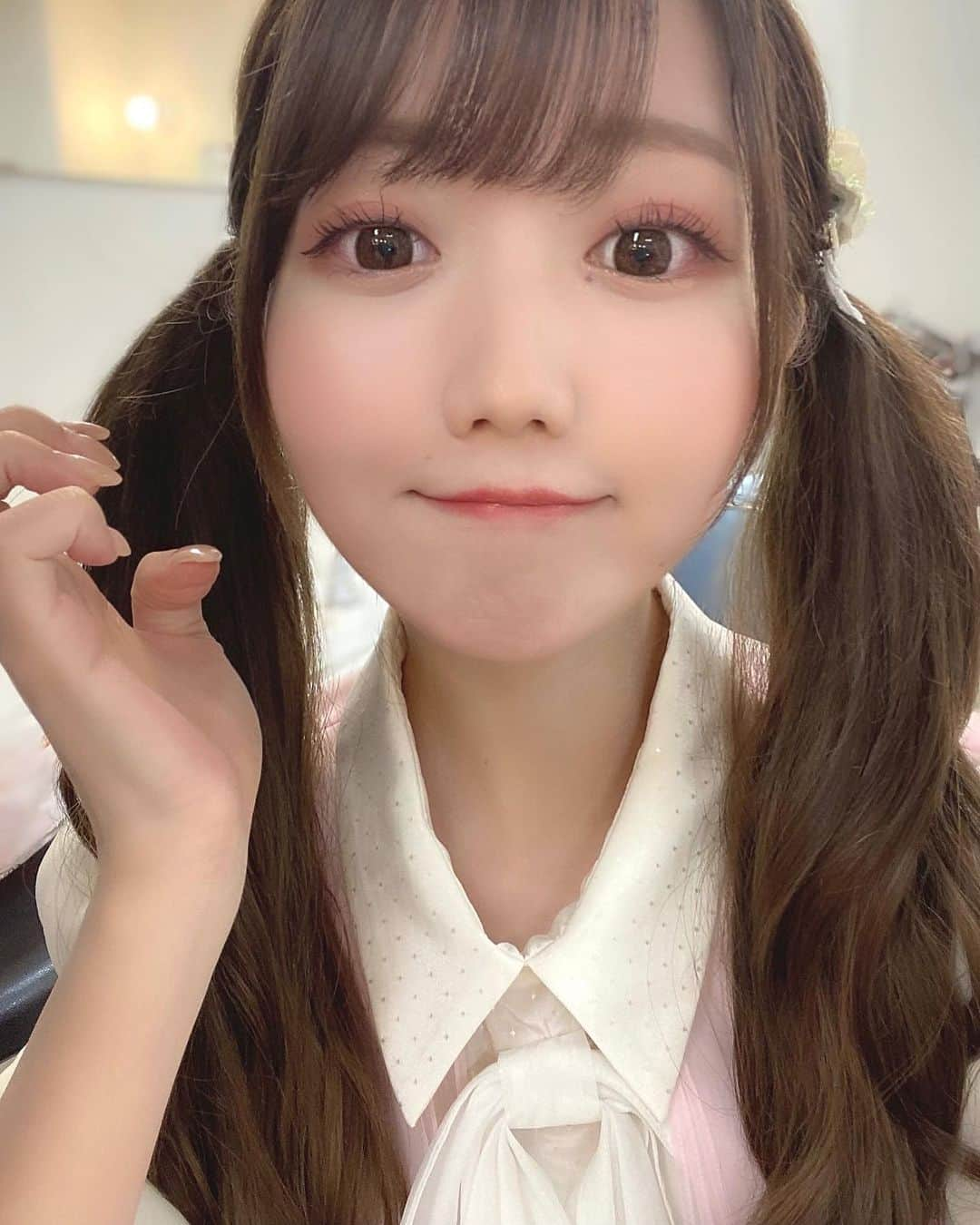 大谷映美里さんのインスタグラム写真 - (大谷映美里Instagram)「久しぶりの髪型だ🎀 今日のお顔はこのコスメちゃん達を使ったよ🐈 ͗ ͗  #treatürself 🍒pink makeが可愛い💞 ㅤㅤㅤㅤㅤㅤㅤㅤㅤㅤㅤㅤㅤ 私の顔は丸で形成されているので、⠒̫⃝ チークを頬骨より下に斜めに入れたり アイシャドウは目尻を濃いめにしたりして すこしシャープに見えるように♡ˎˊ˗ ㅤㅤㅤㅤㅤㅤㅤㅤㅤㅤㅤㅤㅤ ピンクメイクのときは特に意識してるよっ☺️𓂃◌𓈒𓐍 ㅤㅤㅤㅤㅤㅤㅤㅤㅤㅤㅤㅤㅤ」8月8日 21時41分 - otani_emiri