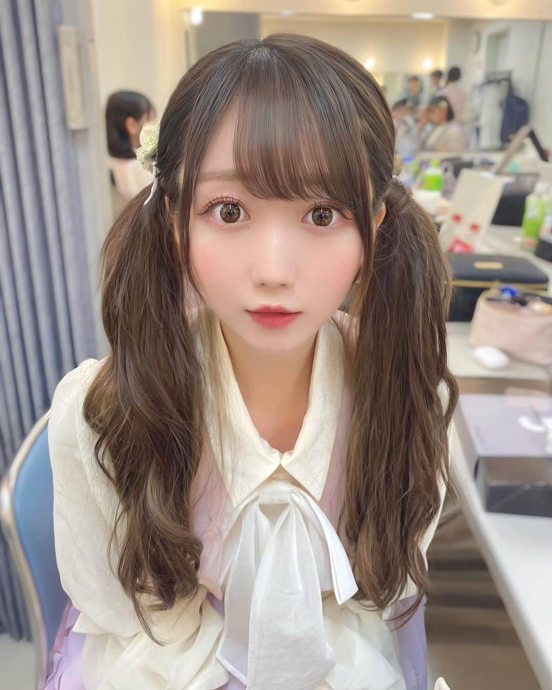 大谷映美里さんのインスタグラム写真 - (大谷映美里Instagram)「久しぶりの髪型だ🎀 今日のお顔はこのコスメちゃん達を使ったよ🐈 ͗ ͗  #treatürself 🍒pink makeが可愛い💞 ㅤㅤㅤㅤㅤㅤㅤㅤㅤㅤㅤㅤㅤ 私の顔は丸で形成されているので、⠒̫⃝ チークを頬骨より下に斜めに入れたり アイシャドウは目尻を濃いめにしたりして すこしシャープに見えるように♡ˎˊ˗ ㅤㅤㅤㅤㅤㅤㅤㅤㅤㅤㅤㅤㅤ ピンクメイクのときは特に意識してるよっ☺️𓂃◌𓈒𓐍 ㅤㅤㅤㅤㅤㅤㅤㅤㅤㅤㅤㅤㅤ」8月8日 21時41分 - otani_emiri