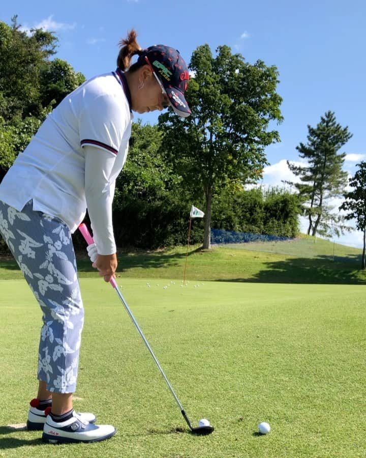 佐伯三貴のインスタグラム：「要望がありましたので20ヤードノーマルアプローチ⛳️  クラブは58度です。  ポイントは  1、ボールとの距離を離れ過ぎないようにする 2、バックスイングでインサイドに上げないようにする 3、下半身もちゃんと動かす 4、緩まない 5、ヘッドアップしない事 6、クラブを短く持つ  以上の事を気をつけて打ってみてください🥰」