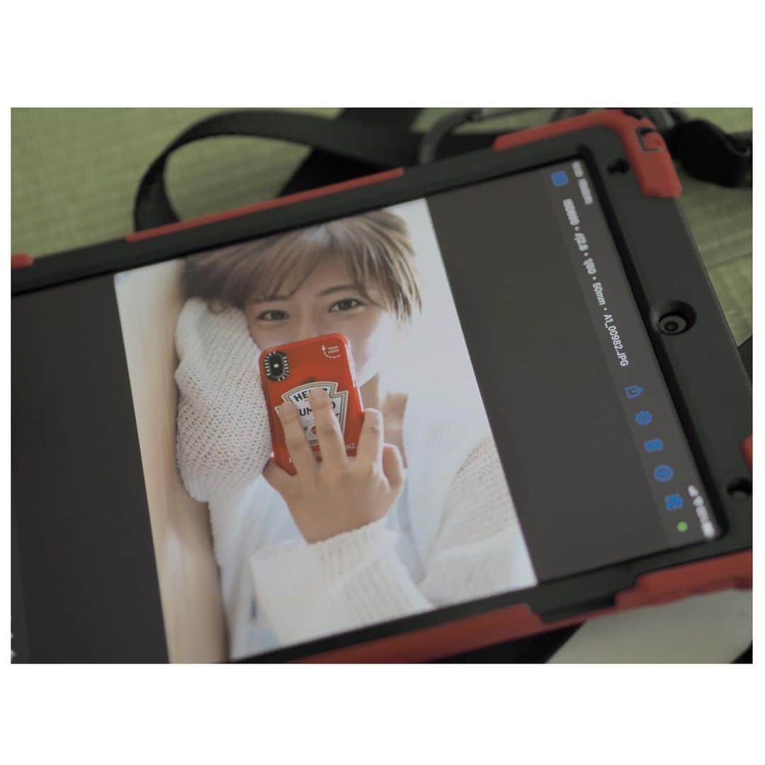 白戸ゆめのさんのインスタグラム写真 - (白戸ゆめのInstagram)「😴 . #FLASH オフショット第7弾🍭 ルームウェアです！ . プライベートでも パジャマにこだわるタイプだけど なんでだろう💭 結局落ち着くのはTシャツにスウェットです笑 . オフモード感を出したくて 髪もちょっとウェットに リップもメイクも薄めです💄 . いつも家では スマホでぐ〜たらドラマを見ています🍅 . お気に入りのメガネでも撮影しましたが 本誌では採用されず😭笑 ブログに写真載っているので KSBアナ・Newsを見てください💕 . #週刊誌 #週刊flash #グラビア #ルームウェア #部屋着 #パジャマ #おうち時間 #プライベート #オフ #オフ感 #gelatopique #集めがち #ストライプ #セットアップ #クマ #クッション #出番あって良かった #🐻」8月8日 21時49分 - yumeno.s_