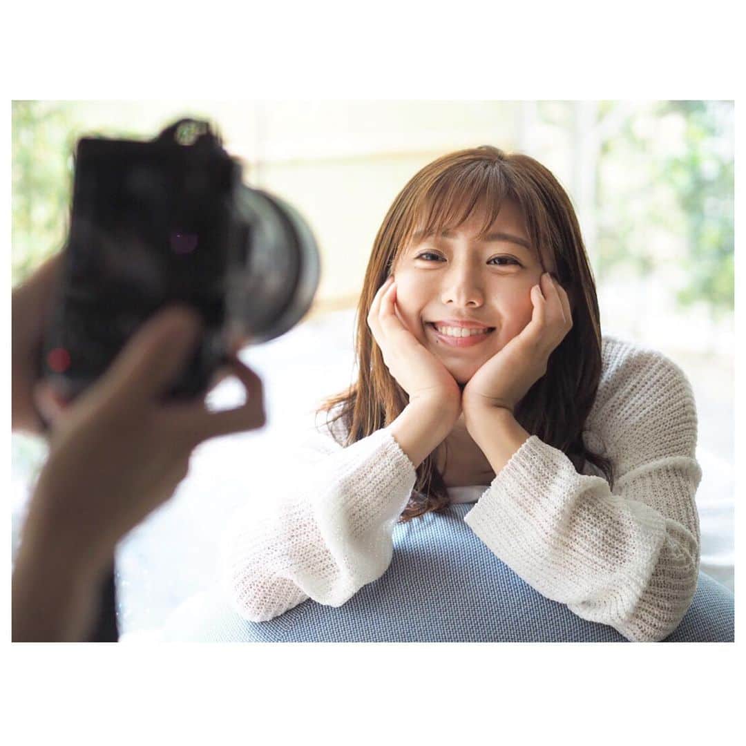 白戸ゆめのさんのインスタグラム写真 - (白戸ゆめのInstagram)「😴 . #FLASH オフショット第7弾🍭 ルームウェアです！ . プライベートでも パジャマにこだわるタイプだけど なんでだろう💭 結局落ち着くのはTシャツにスウェットです笑 . オフモード感を出したくて 髪もちょっとウェットに リップもメイクも薄めです💄 . いつも家では スマホでぐ〜たらドラマを見ています🍅 . お気に入りのメガネでも撮影しましたが 本誌では採用されず😭笑 ブログに写真載っているので KSBアナ・Newsを見てください💕 . #週刊誌 #週刊flash #グラビア #ルームウェア #部屋着 #パジャマ #おうち時間 #プライベート #オフ #オフ感 #gelatopique #集めがち #ストライプ #セットアップ #クマ #クッション #出番あって良かった #🐻」8月8日 21時49分 - yumeno.s_