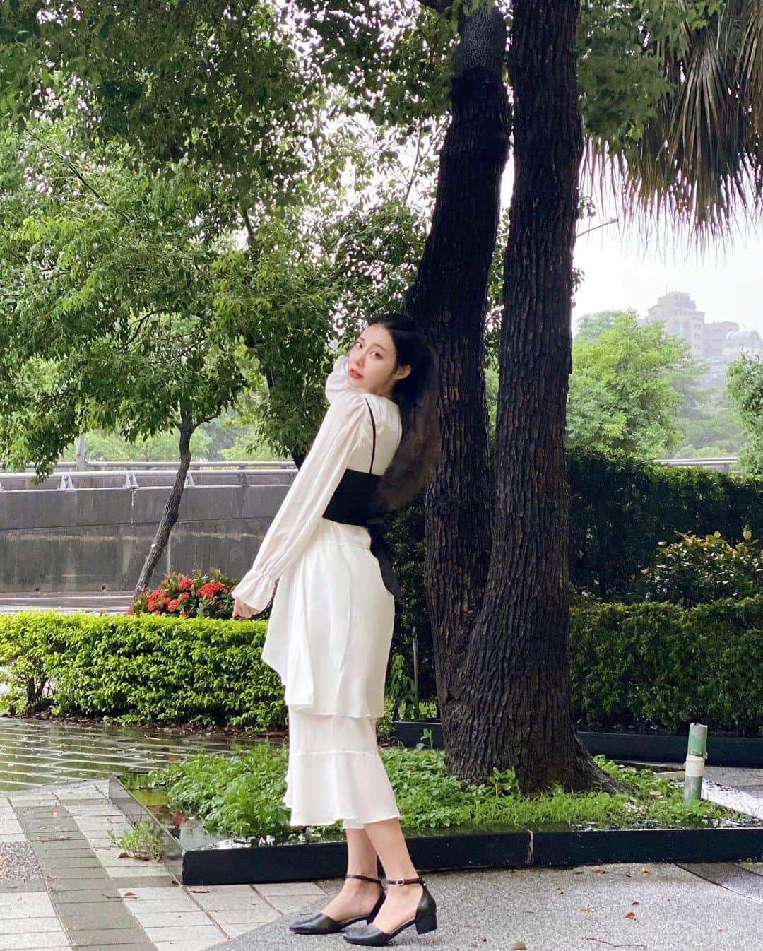 張香香さんのインスタグラム写真 - (張香香Instagram)「喜歡第一套還是第二套？ 都是難得的小姊姊路線😳 👗/ @ohmiss_fifi  為了慶祝開幕還有抽獎活動 到8/18截止 快去參加！ 還有滿1000免運喲🤍」8月8日 21時52分 - m40925