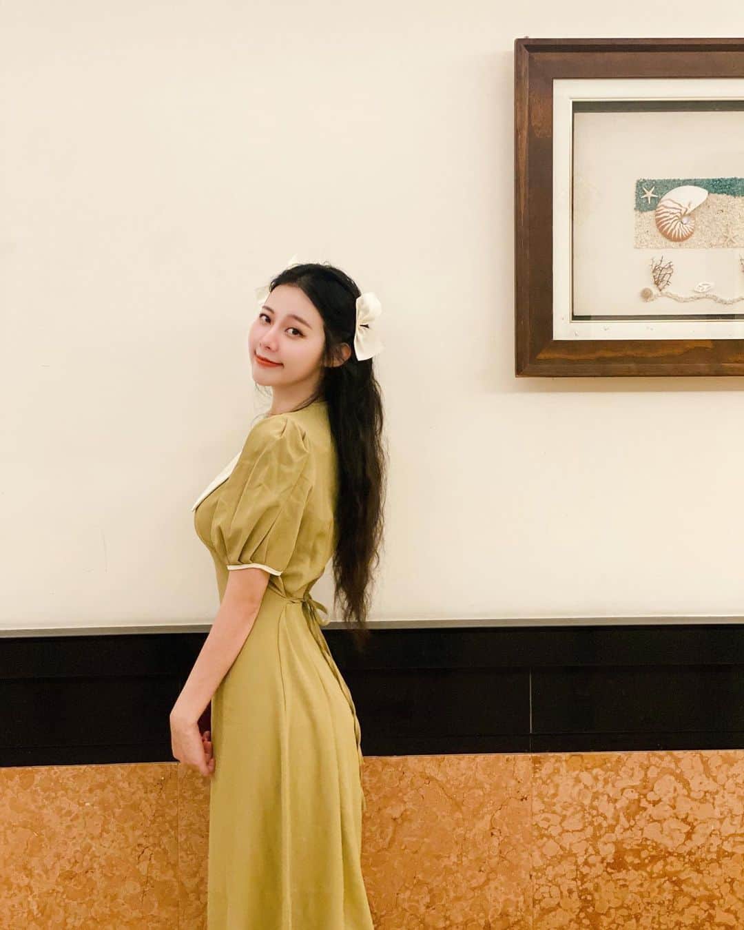 張香香さんのインスタグラム写真 - (張香香Instagram)「喜歡第一套還是第二套？ 都是難得的小姊姊路線😳 👗/ @ohmiss_fifi  為了慶祝開幕還有抽獎活動 到8/18截止 快去參加！ 還有滿1000免運喲🤍」8月8日 21時52分 - m40925