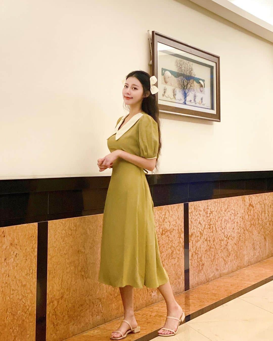 張香香さんのインスタグラム写真 - (張香香Instagram)「喜歡第一套還是第二套？ 都是難得的小姊姊路線😳 👗/ @ohmiss_fifi  為了慶祝開幕還有抽獎活動 到8/18截止 快去參加！ 還有滿1000免運喲🤍」8月8日 21時52分 - m40925