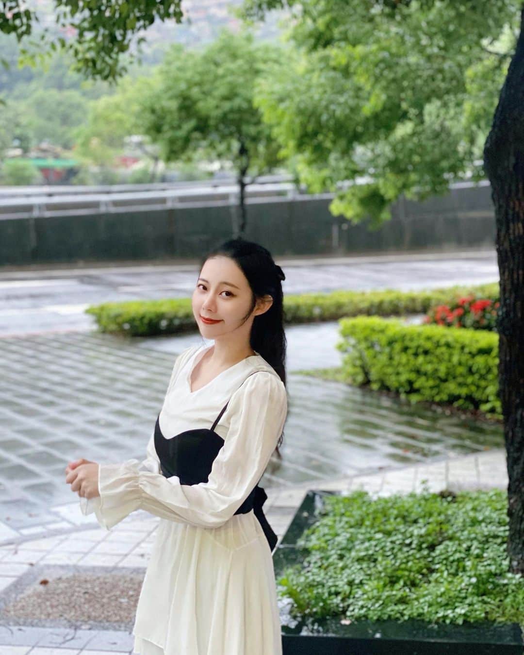 張香香さんのインスタグラム写真 - (張香香Instagram)「喜歡第一套還是第二套？ 都是難得的小姊姊路線😳 👗/ @ohmiss_fifi  為了慶祝開幕還有抽獎活動 到8/18截止 快去參加！ 還有滿1000免運喲🤍」8月8日 21時52分 - m40925