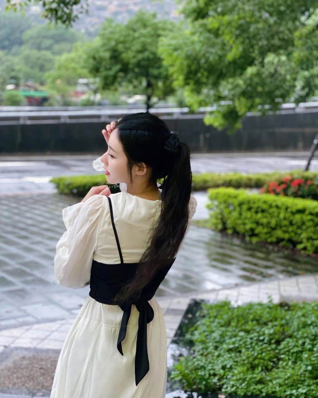 張香香さんのインスタグラム写真 - (張香香Instagram)「喜歡第一套還是第二套？ 都是難得的小姊姊路線😳 👗/ @ohmiss_fifi  為了慶祝開幕還有抽獎活動 到8/18截止 快去參加！ 還有滿1000免運喲🤍」8月8日 21時52分 - m40925