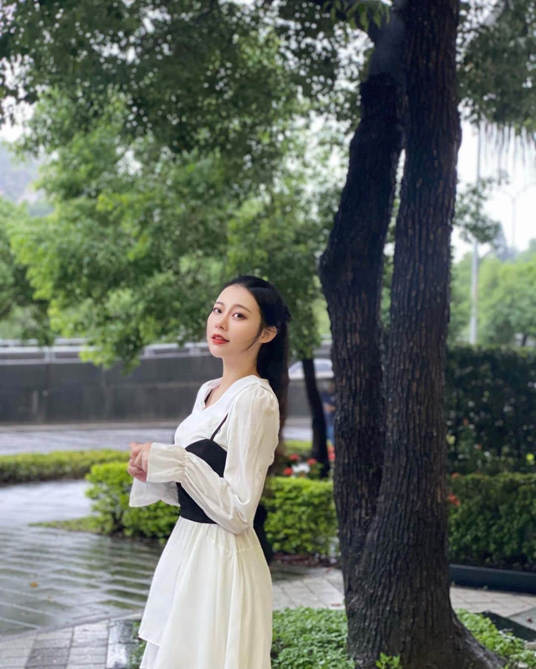 張香香さんのインスタグラム写真 - (張香香Instagram)「喜歡第一套還是第二套？ 都是難得的小姊姊路線😳 👗/ @ohmiss_fifi  為了慶祝開幕還有抽獎活動 到8/18截止 快去參加！ 還有滿1000免運喲🤍」8月8日 21時52分 - m40925