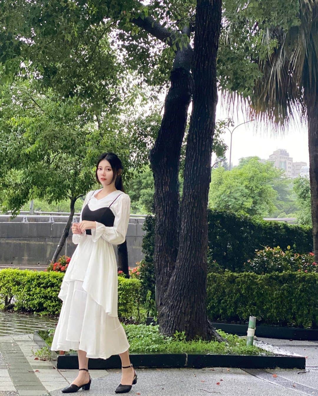 張香香のインスタグラム：「喜歡第一套還是第二套？ 都是難得的小姊姊路線😳 👗/ @ohmiss_fifi  為了慶祝開幕還有抽獎活動 到8/18截止 快去參加！ 還有滿1000免運喲🤍」