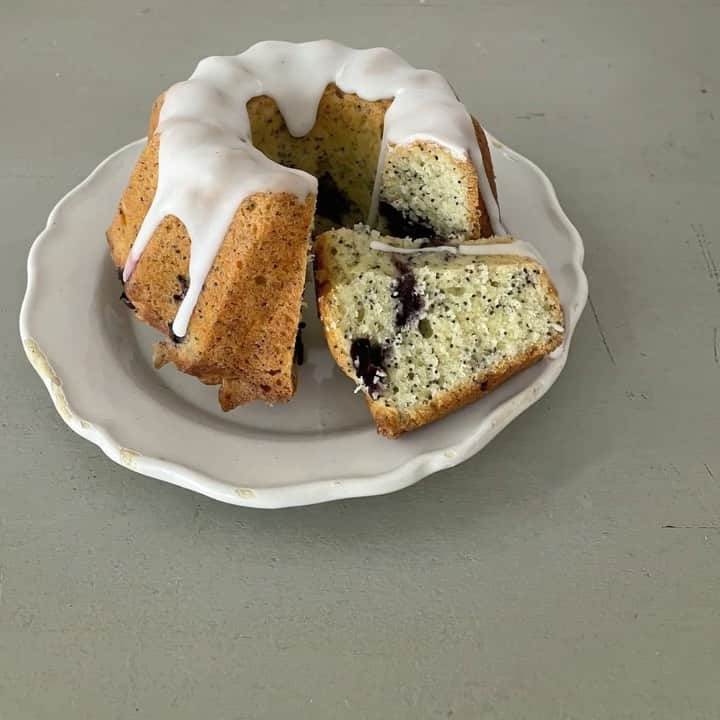 若山曜子のインスタグラム：「●ブルーベリーサワーケーキ サワークリーム60g グラニュー糖90g はちみつ小さじ1 太白ごま油50ml 卵2個 薄力粉120g bp小さじ1 ブルーベリー60から70g ポピーシード適量  ①ボウルにサワークリームとグラニュー糖、はちみつを入れ泡立て器でしっかり混ぜる。 ②少しずつ油を加えて混ぜ、溶き卵も少しずつ加えもったりしてきたら粉類をふるいながらゴムベラでさっくりと混ぜ合わせる。→ここ、今の季節すごーくゆるい生地になったので、泡立て器のほうがやりやすいかも。 泡立て器で混ぜる場合も、ゴムベラを持ってるイメージでさっくり切るように混ぜるとよいです。ゴムベラより早く混ざるのでダマになりにくいです。  最後にレモン汁とレモンの皮、ポピーシードをくわえて、混ぜ、型に入れてブルーベリーを押し込めるようにして入れる。 ③180度に予熱したオーブンで30分から40分程度焼く。 18センチパウンド1台分もしくは17センチクグロフ型1台分。  🌟お願いごと🌟 ・レシピ詳細の転載はお控えください。 ・代用品についてのご質問はお答えしていません。 （サワークリームは味的に水切りヨーグルトで代用されがちですが、全く油分の%が違うので焼き菓子では代用不可❌）  ご自分で楽しみながらアレンジしてみてくださいね  レモンアイシング編は明日お昼頃に。🍋 #若山曜子レシピ動画　#ブルーベリー　#サワークリーム　#ブルーベリーサワーケーキ　#ブルーベリーサワークリームケーキ」