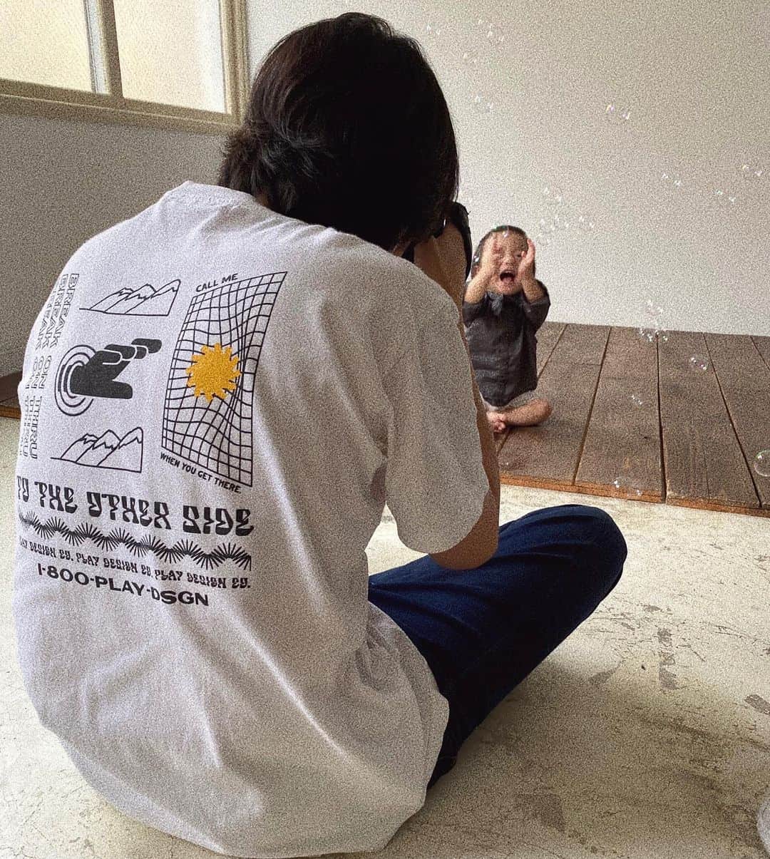 瀬戸サオリのインスタグラム：「家族写真を撮ってもらいました📸💛 .  @memories_photostudio   写真の雰囲気が大好きで ずっとお願いしたくて マタニティフォトを依頼しては 私がタイミングよく入院して😅  次予約した時には早産で 生まれちゃって撮れなくて😭 念願でした✌🏽🥺 . 息子とテディの 二人のショットも撮れたし 写真の出来上がりが 楽しみだなぁ🐶💛👦🏻 . ２０歳になるまで 家族みんなで 撮り続けるのが私の目標☺️ ＿＿＿＿＿＿＿＿＿＿＿＿ #家族写真」