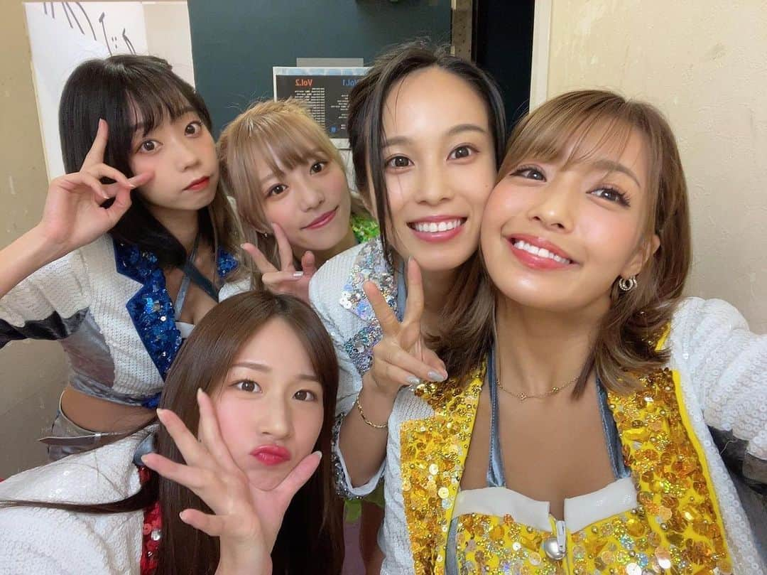 犬童美乃梨さんのインスタグラム写真 - (犬童美乃梨Instagram)「今日も名古屋LIVE2ステ ありがとうございました💓 ツアーこの間やったところだったからまたすぐみんなに会えたね✨ 嬉しい🥰  今日はこんこん、きよちゃん sherbet加入2周年おめでとう🍾🎉✨ 2人はパフォーマンスも態度も 大きくなりました！笑 いいこと💓😆 . . . #sherbet」8月8日 22時30分 - minudo